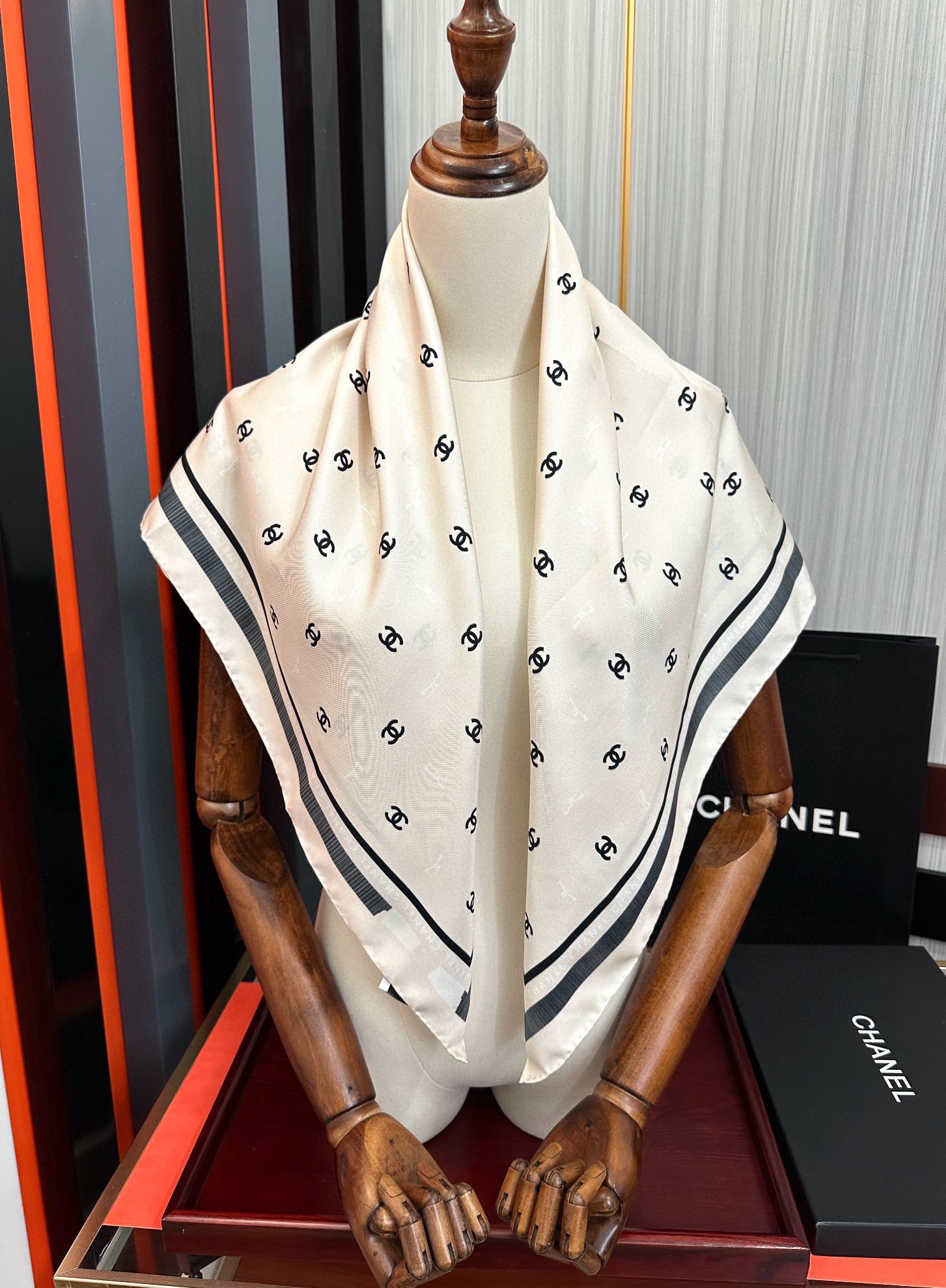 新款發CHANEL 官网同步【双面同色蝴蝶结🎀】18姆米 2025新品方巾必须征服它今年丝巾的戴法色一下