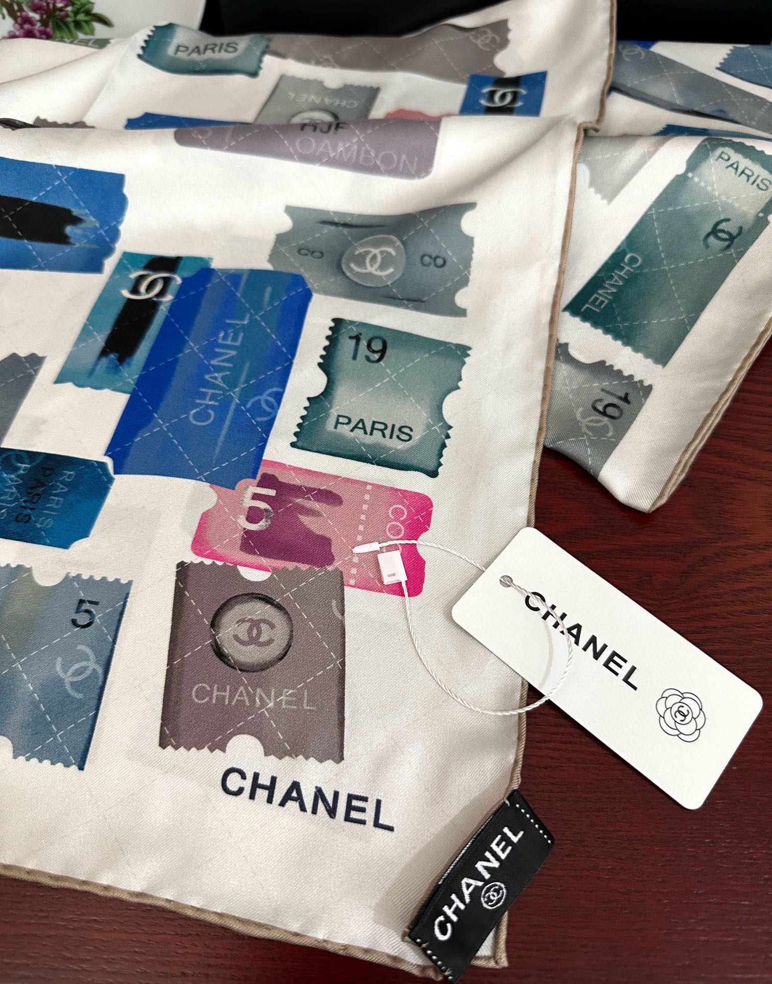 高版本。香奈儿24k邮票方巾 官网同步 这一款方巾以邮票元素为主得意除此之外还有成衣、小丝巾的设计颜色明