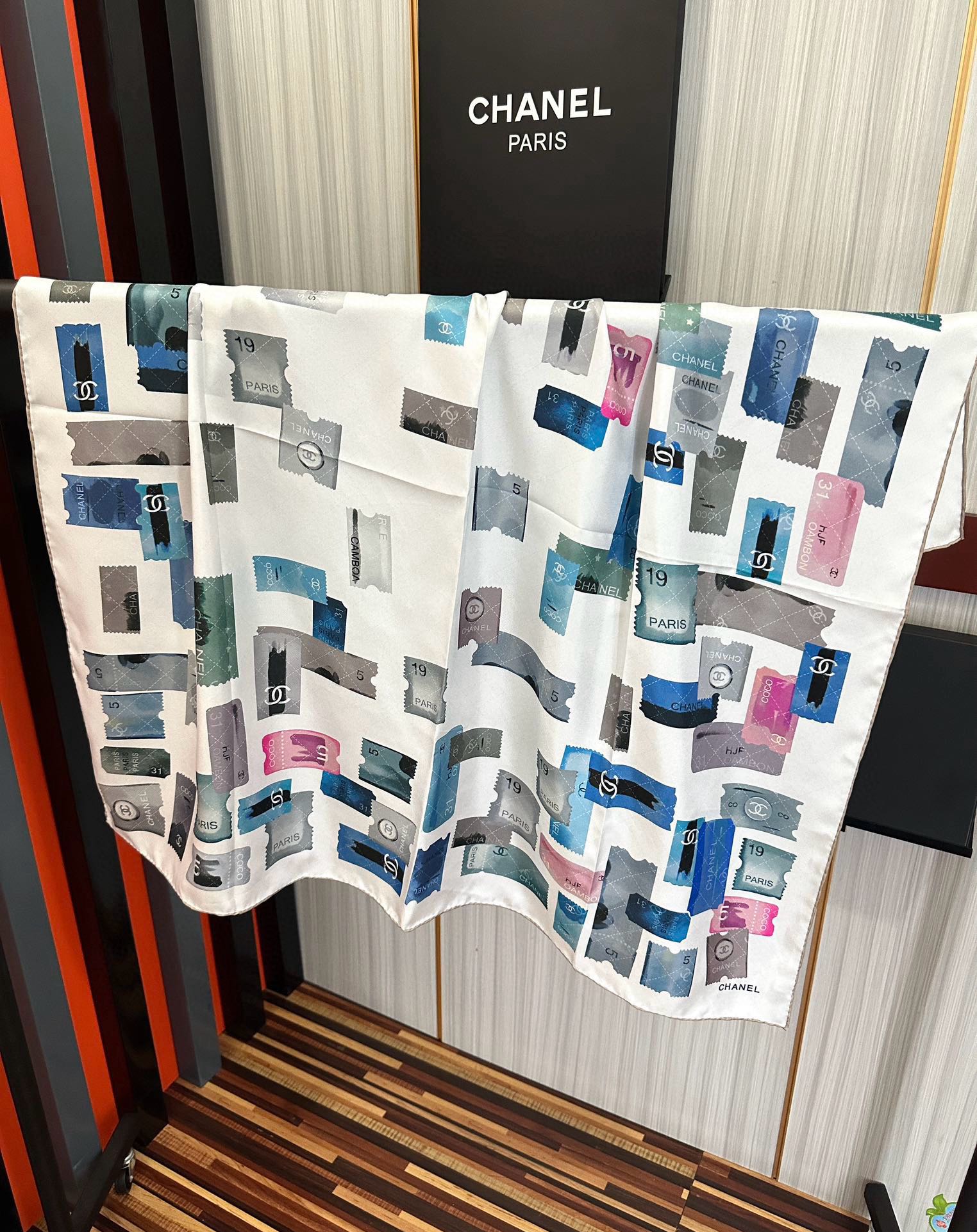 高版本。香奈儿24k邮票方巾 官网同步 这一款方巾以邮票元素为主得意除此之外还有成衣、小丝巾的设计颜色明