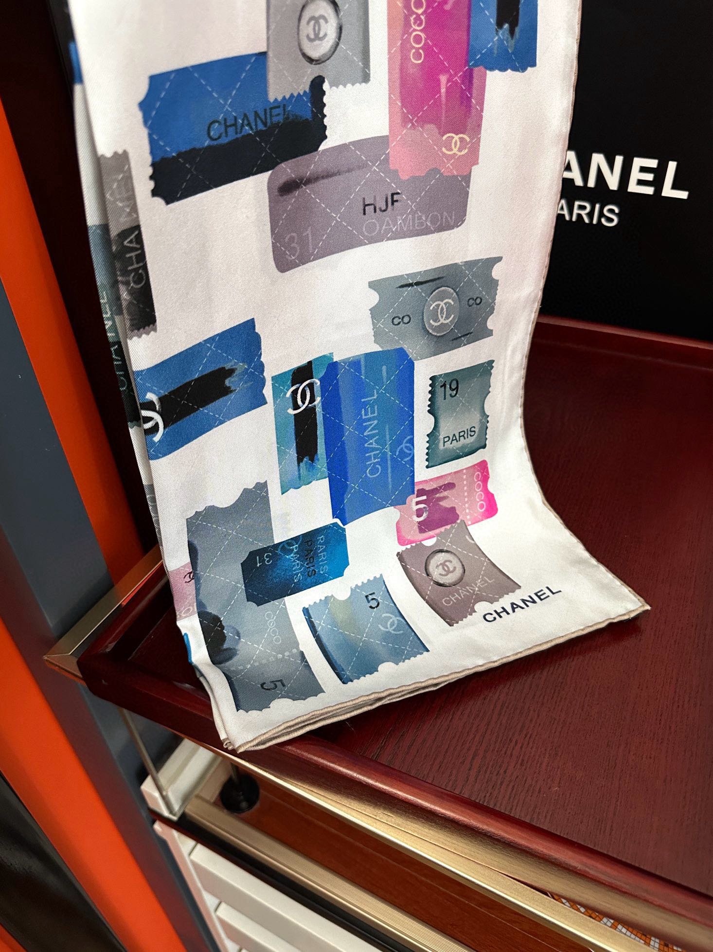 高版本。香奈儿24k邮票方巾 官网同步 这一款方巾以邮票元素为主得意除此之外还有成衣、小丝巾的设计颜色明