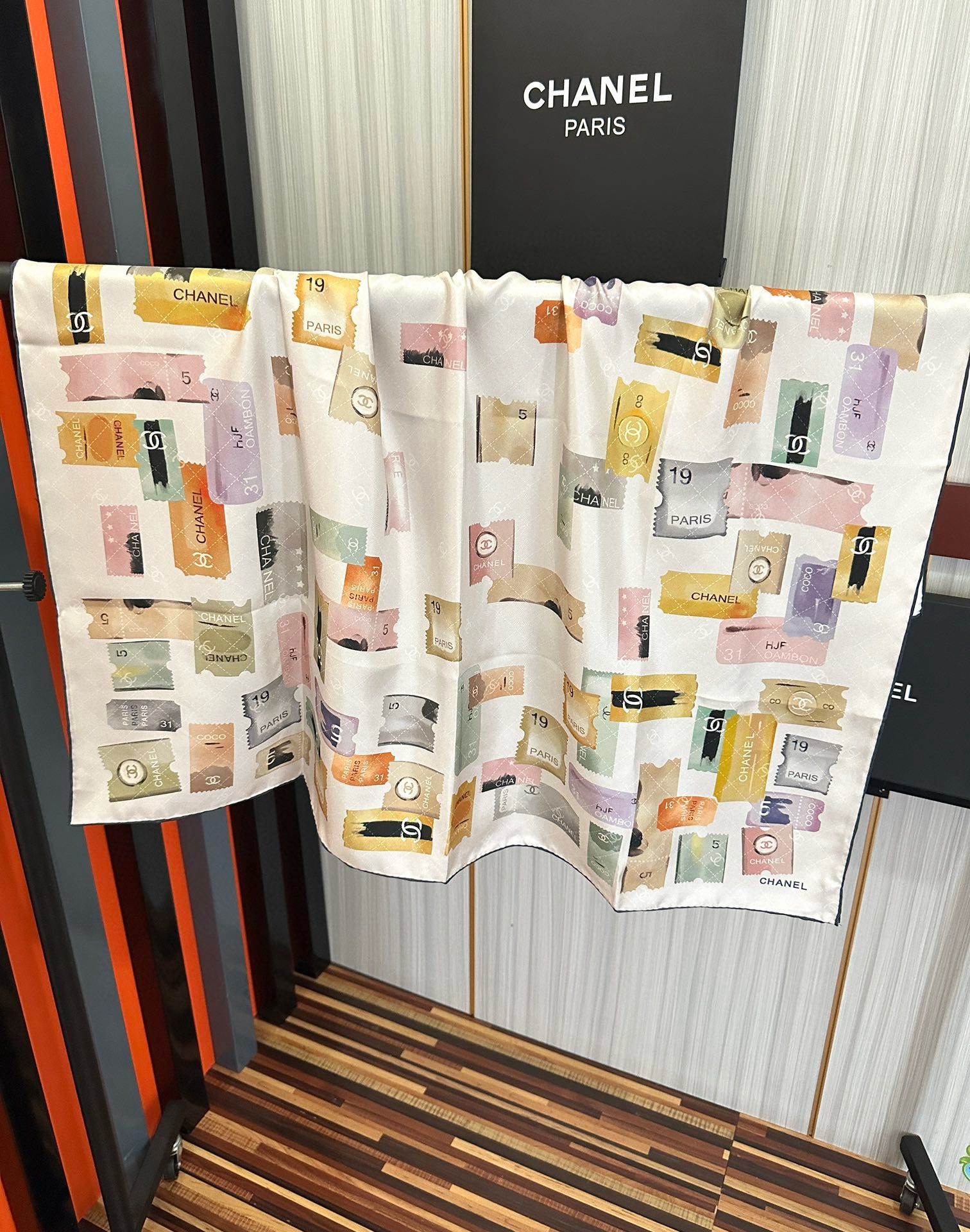 高版本。香奈儿24k邮票方巾 官网同步 这一款方巾以邮票元素为主得意除此之外还有成衣、小丝巾的设计颜色明