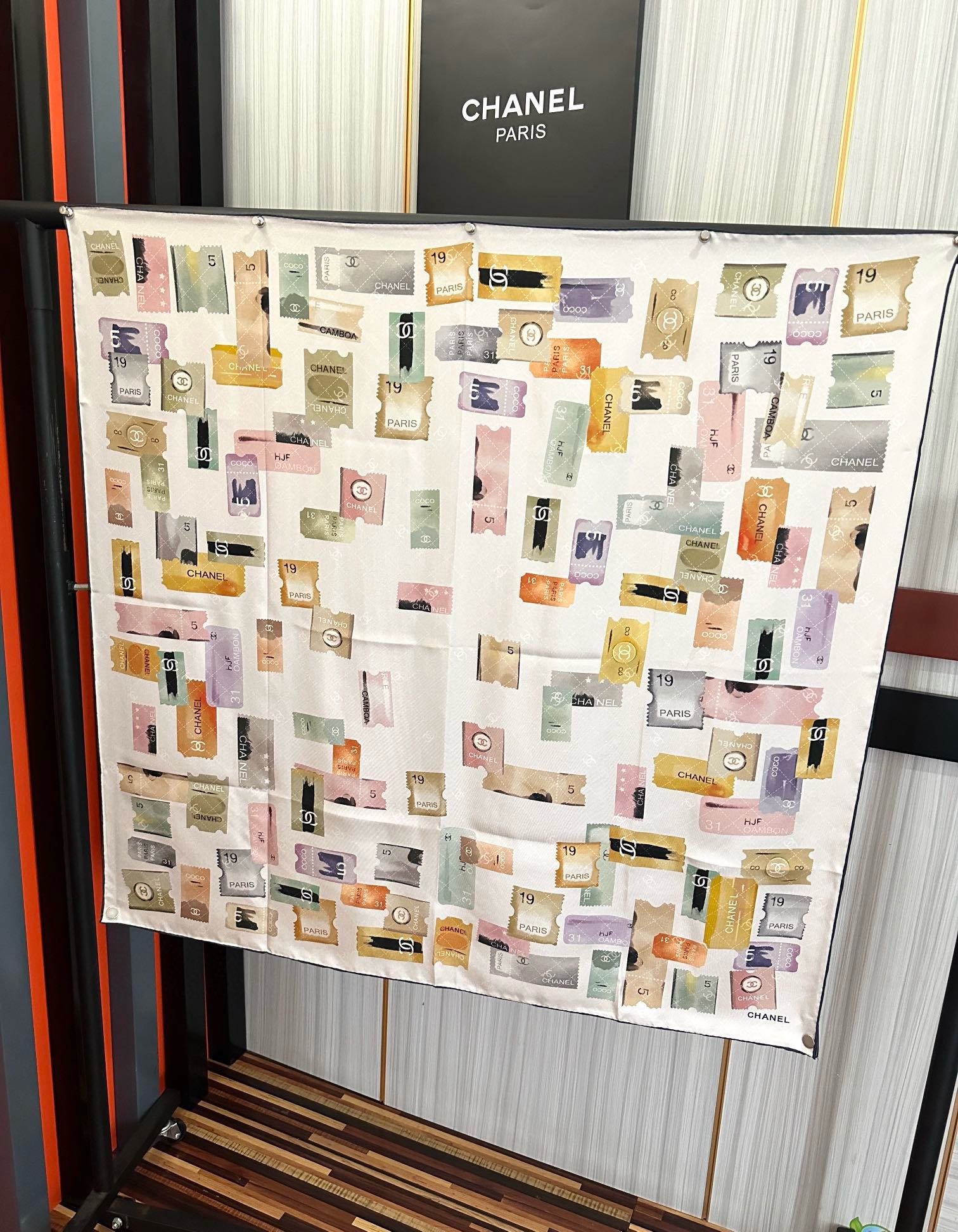 高版本。香奈儿24k邮票方巾 官网同步 这一款方巾以邮票元素为主得意除此之外还有成衣、小丝巾的设计颜色明