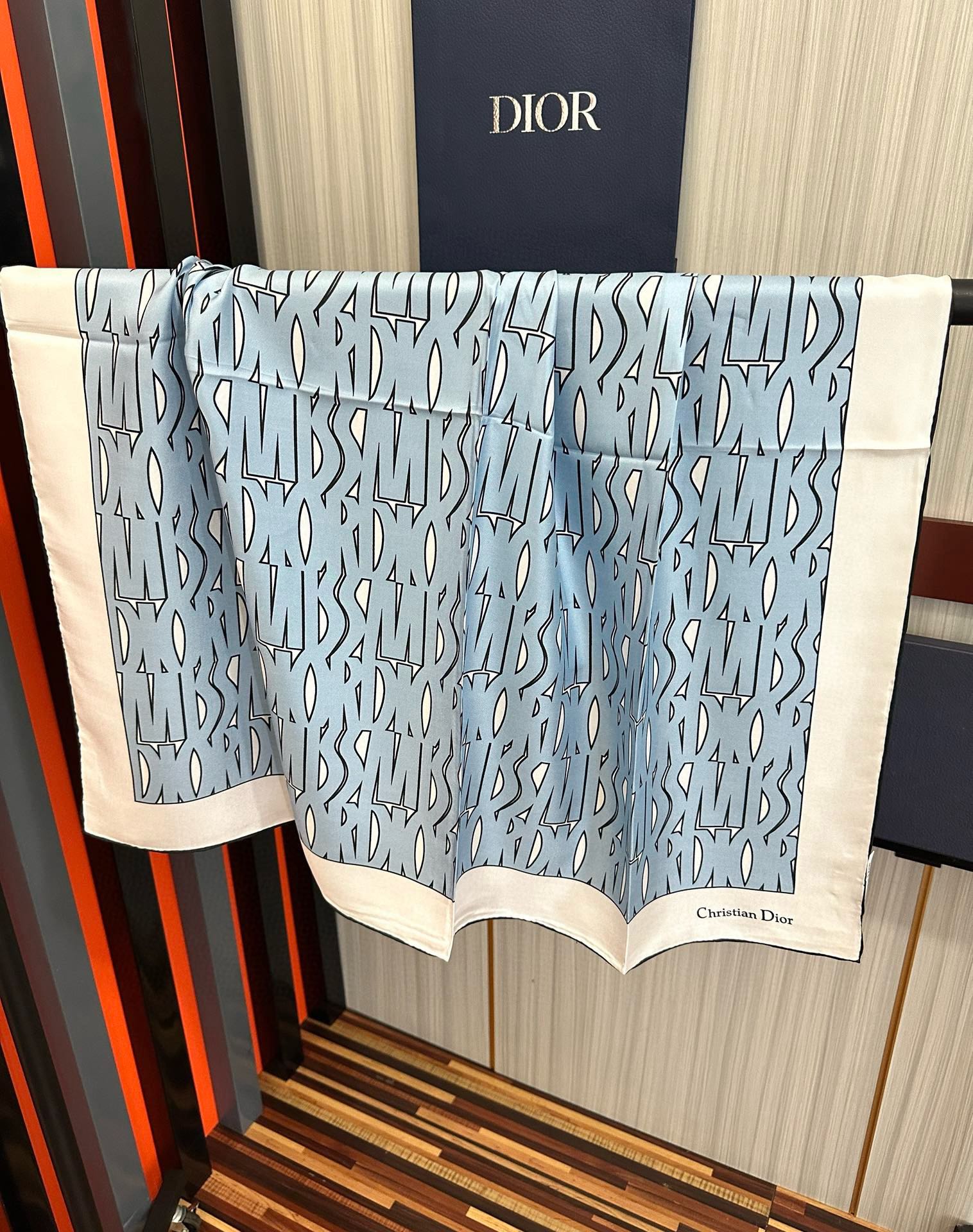  。Dior Chardons 2025新款 图案印花得意展示象征着保护色韧性和自由的苏格兰庆祝采用粉色