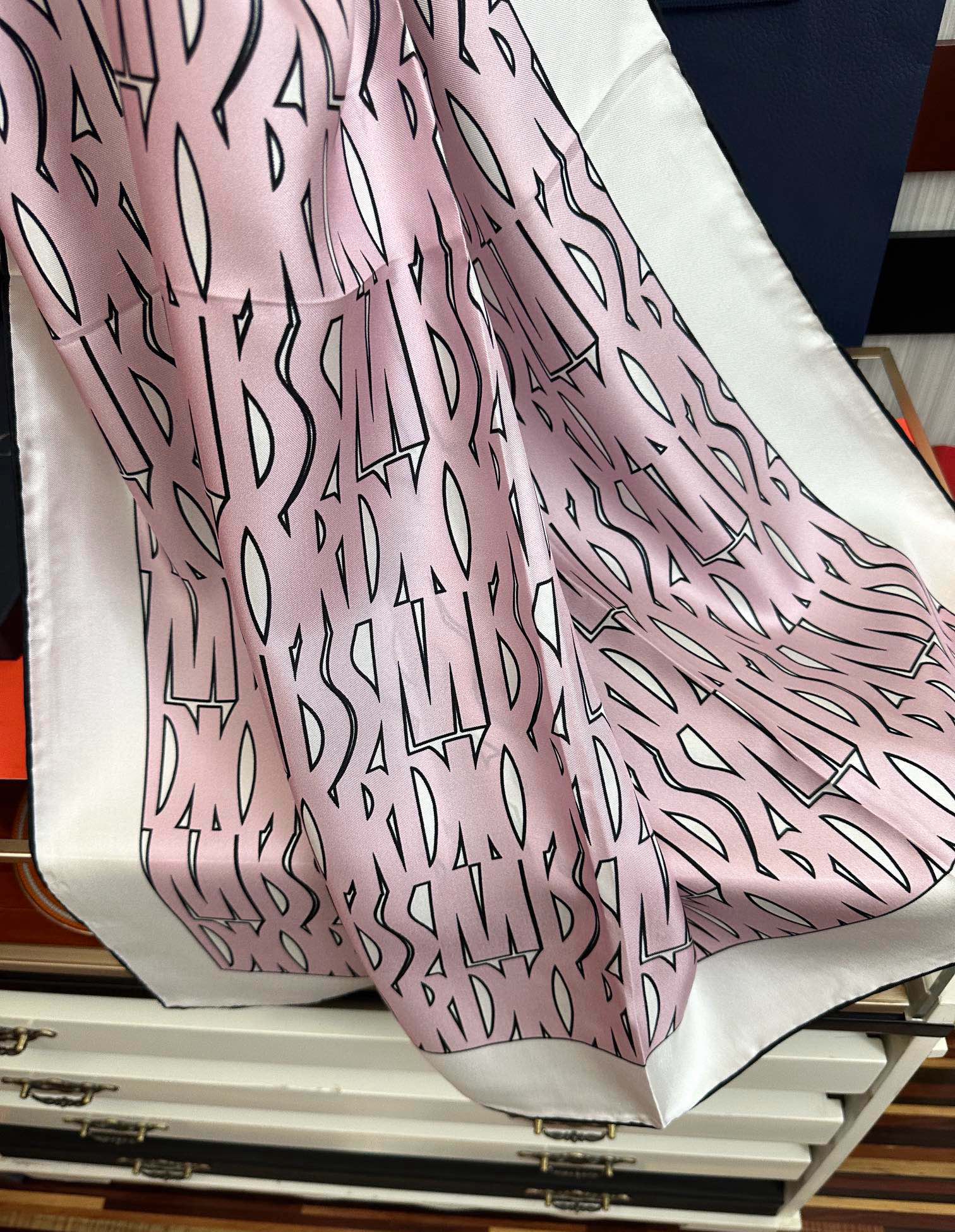  。Dior Chardons 2025新款 图案印花得意展示象征着保护色韧性和自由的苏格兰庆祝采用粉色