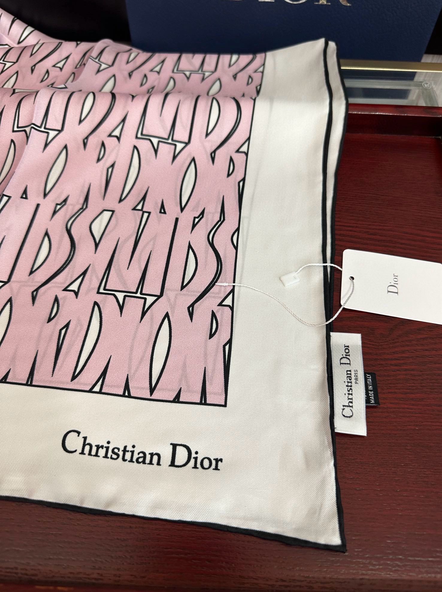  。Dior Chardons 2025新款 图案印花得意展示象征着保护色韧性和自由的苏格兰庆祝采用粉色