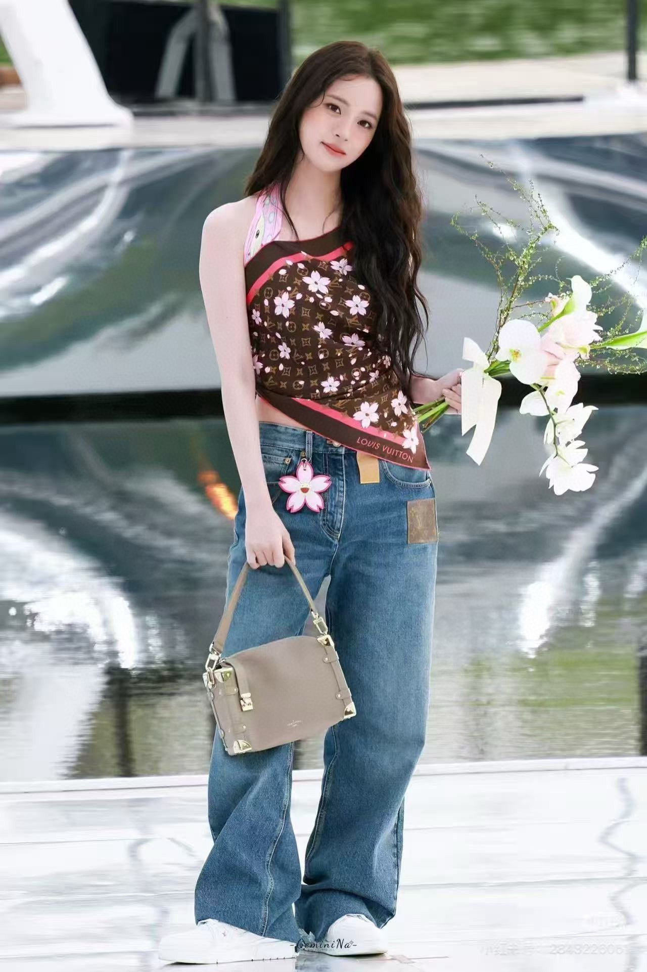 。高版本 LV官网同步【双面同色】太阳🌞花朵系列 太美了庆祝“L家”90典藏方巾通过别致的经典色彩向原创