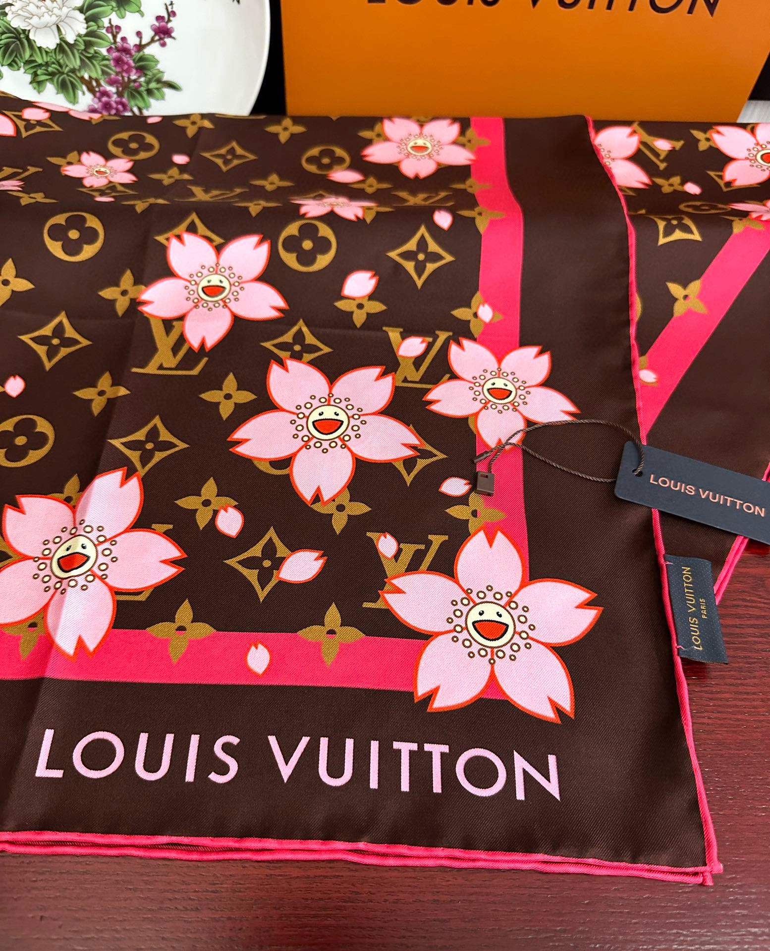 。高版本 LV官网同步【双面同色】太阳🌞花朵系列 太美了庆祝“L家”90典藏方巾通过别致的经典色彩向原创