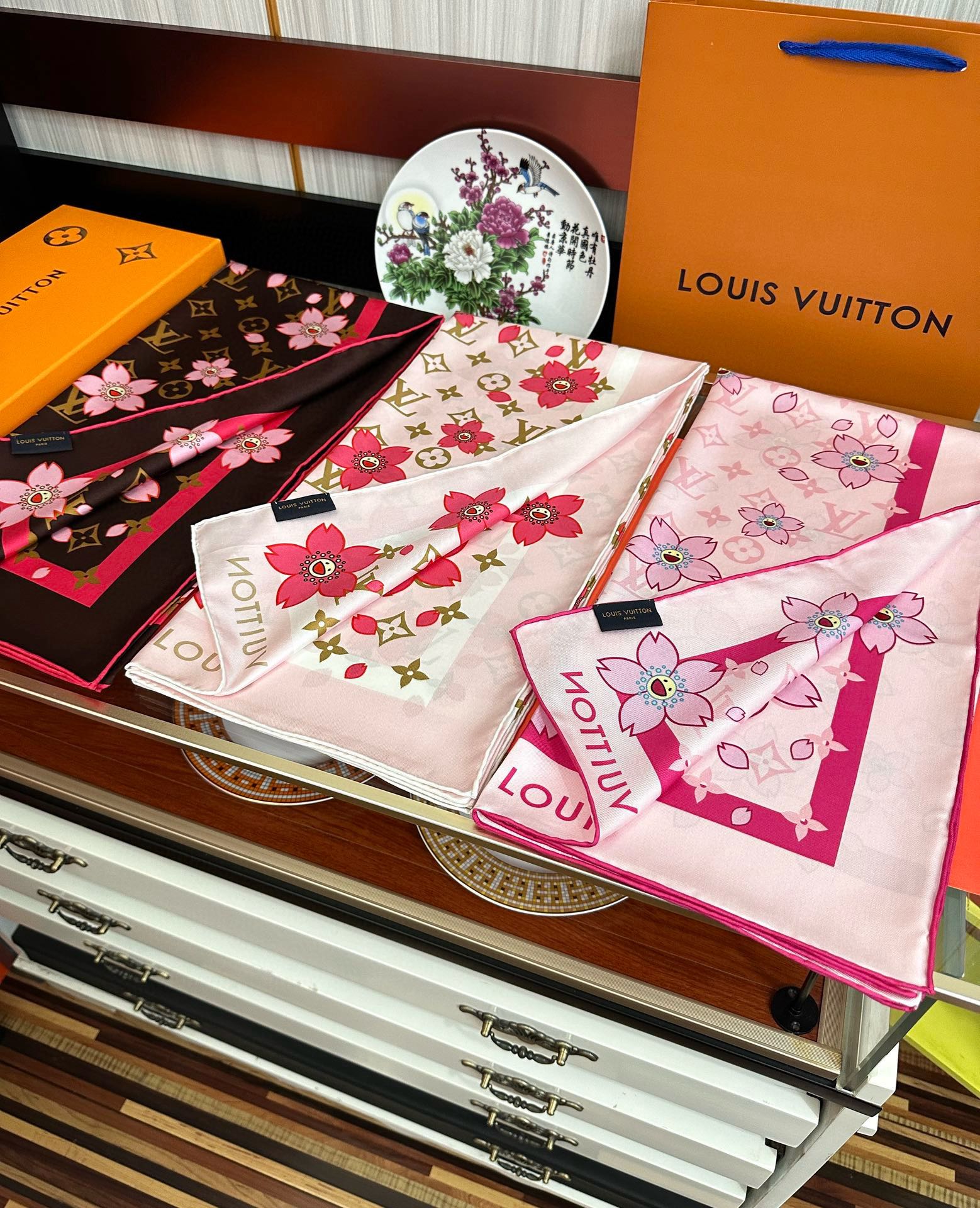 。高版本 LV官网同步【双面同色】太阳🌞花朵系列 太美了庆祝“L家”90典藏方巾通过别致的经典色彩向原创