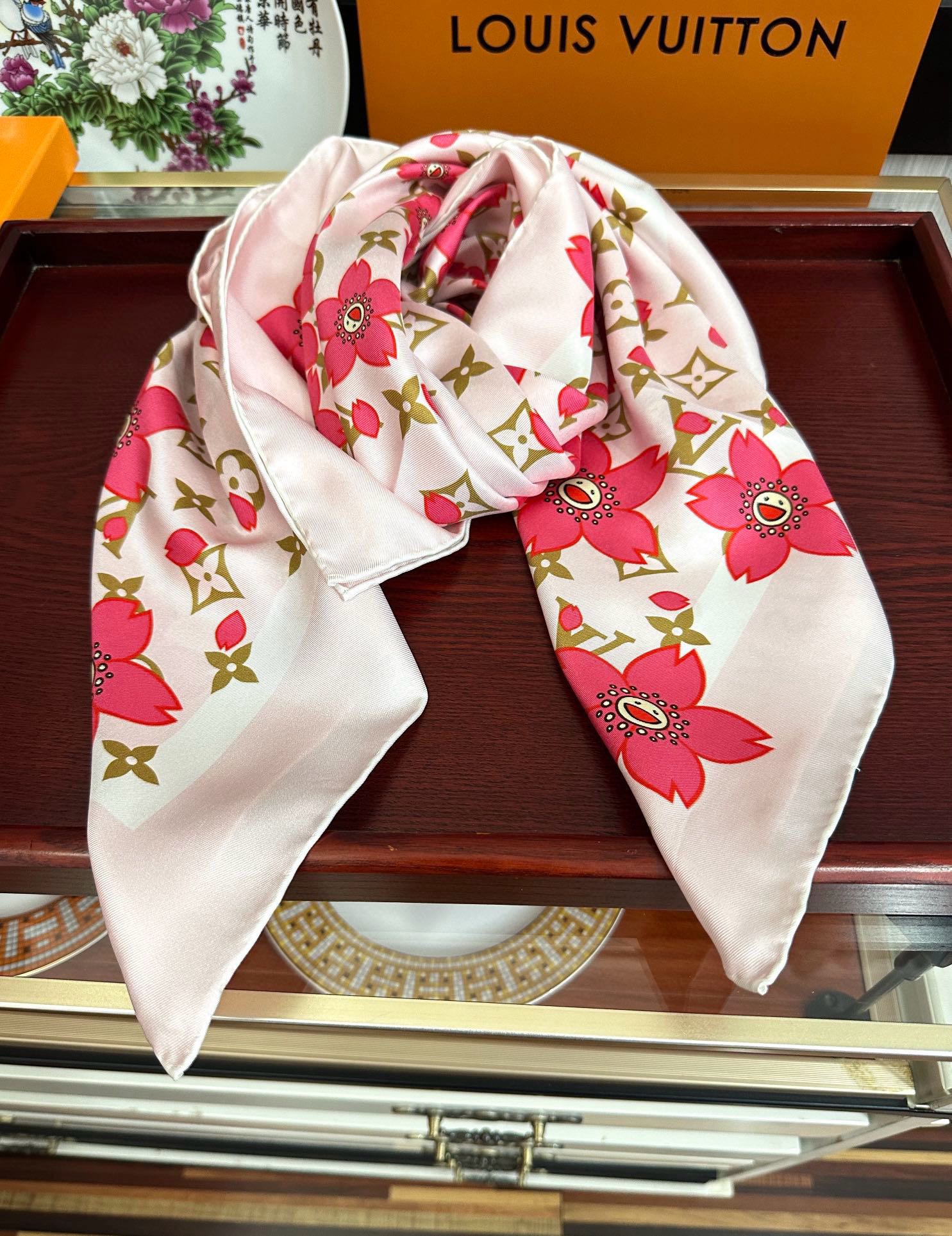。高版本 LV官网同步【双面同色】太阳🌞花朵系列 太美了庆祝“L家”90典藏方巾通过别致的经典色彩向原创