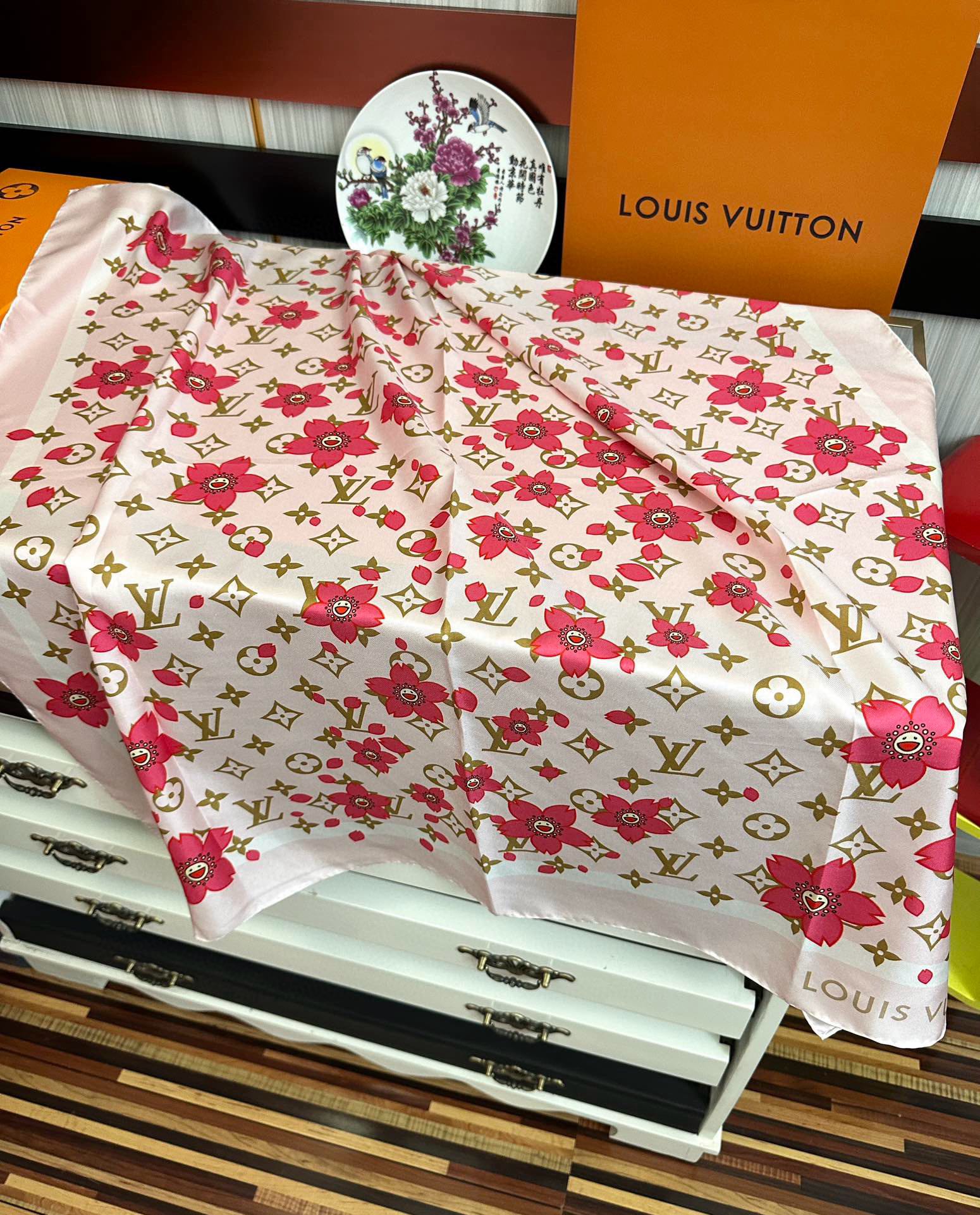 。高版本 LV官网同步【双面同色】太阳🌞花朵系列 太美了庆祝“L家”90典藏方巾通过别致的经典色彩向原创