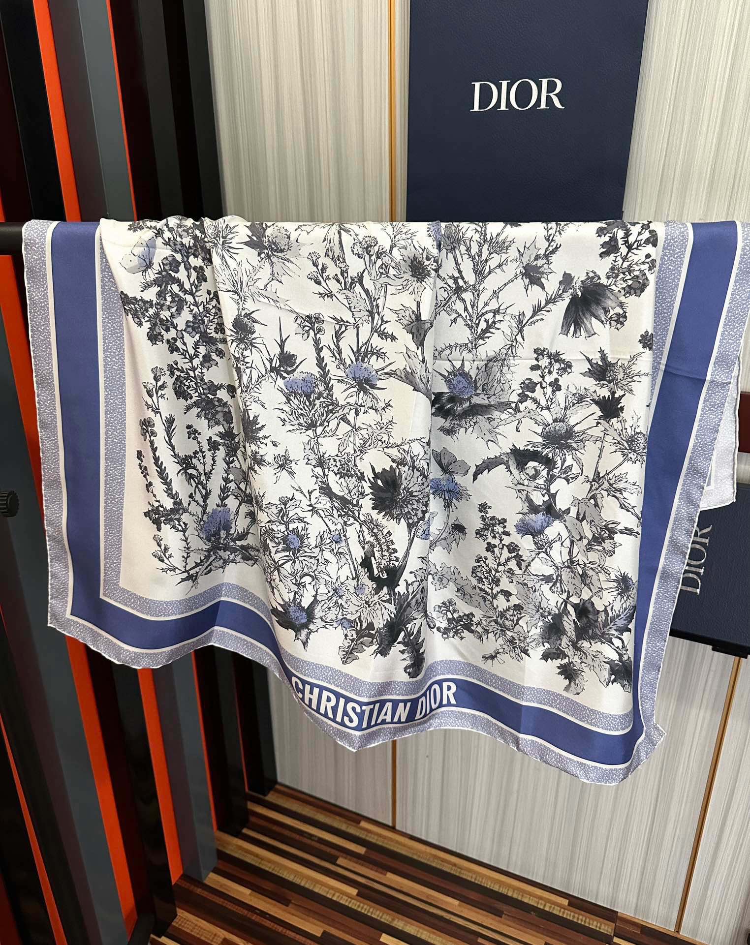  。高版本Dior Chardons 图案印花玫瑰展示象征着保护、韧性和自由的苏格兰国花得意采用白色和蓝