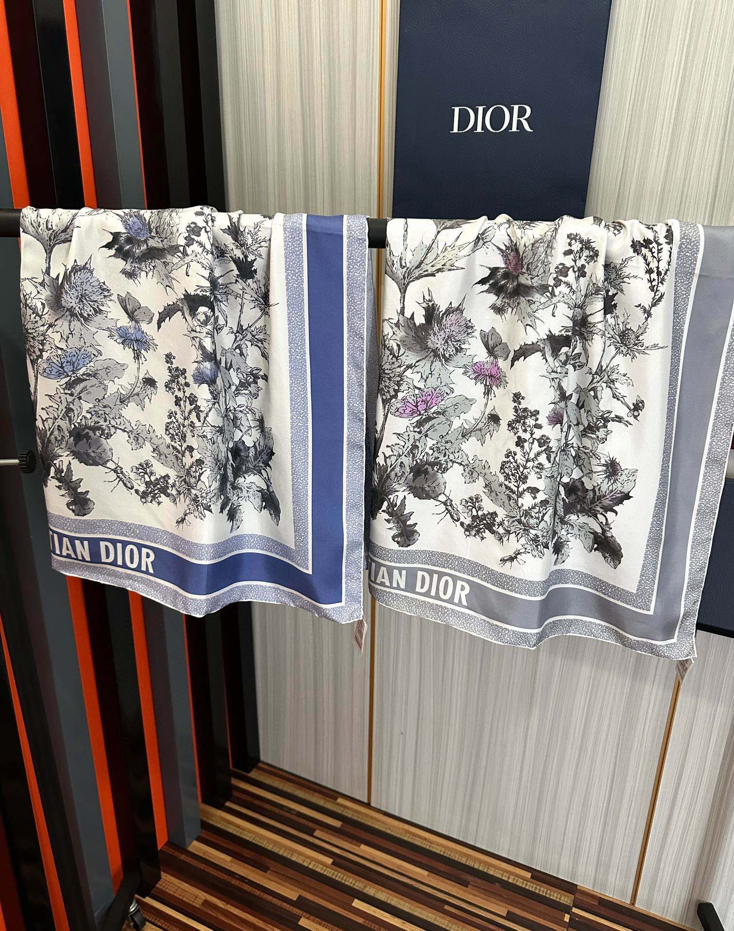  。高版本Dior Chardons 图案印花玫瑰展示象征着保护、韧性和自由的苏格兰国花得意采用白色和蓝