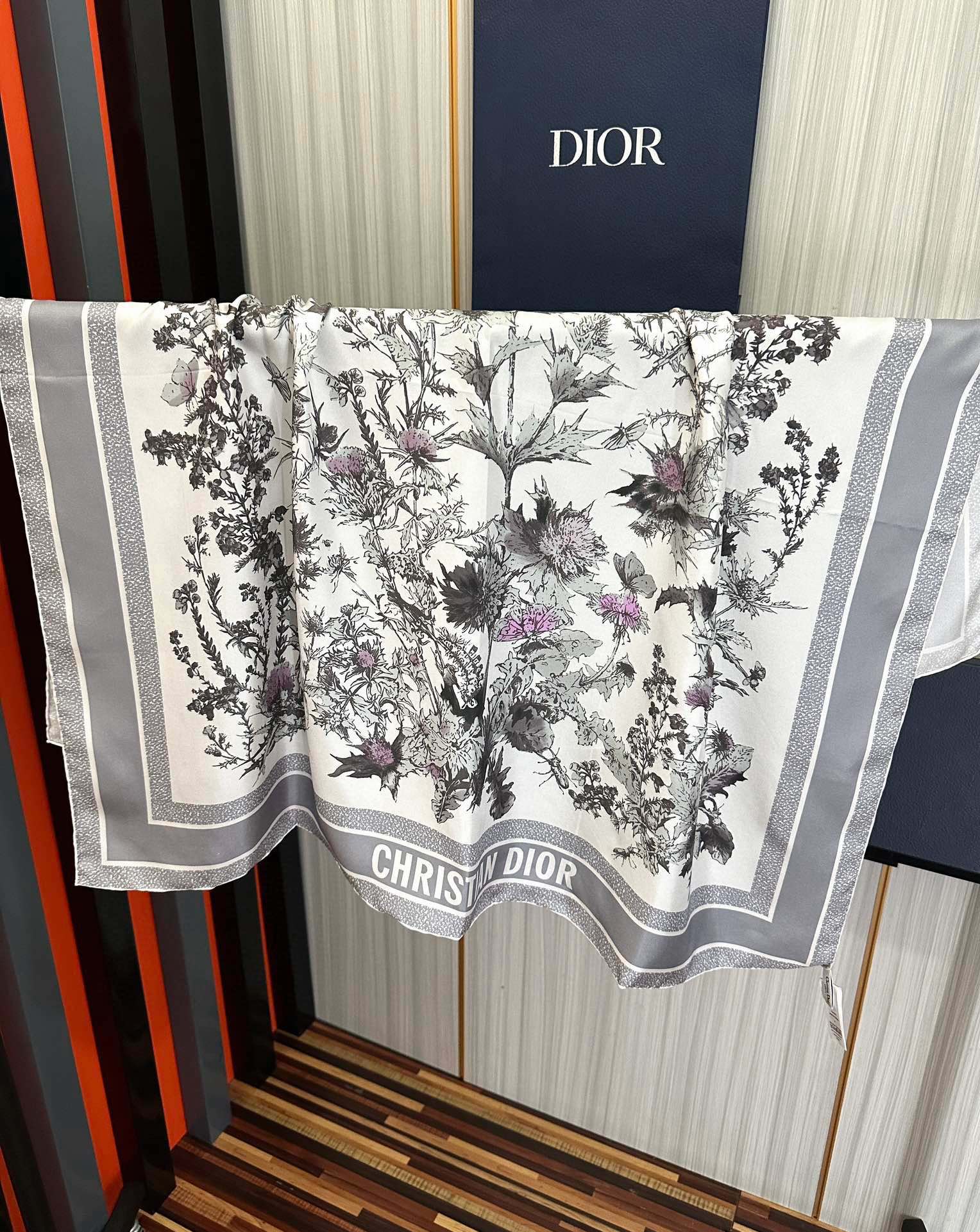  。高版本Dior Chardons 图案印花玫瑰展示象征着保护、韧性和自由的苏格兰国花得意采用白色和蓝