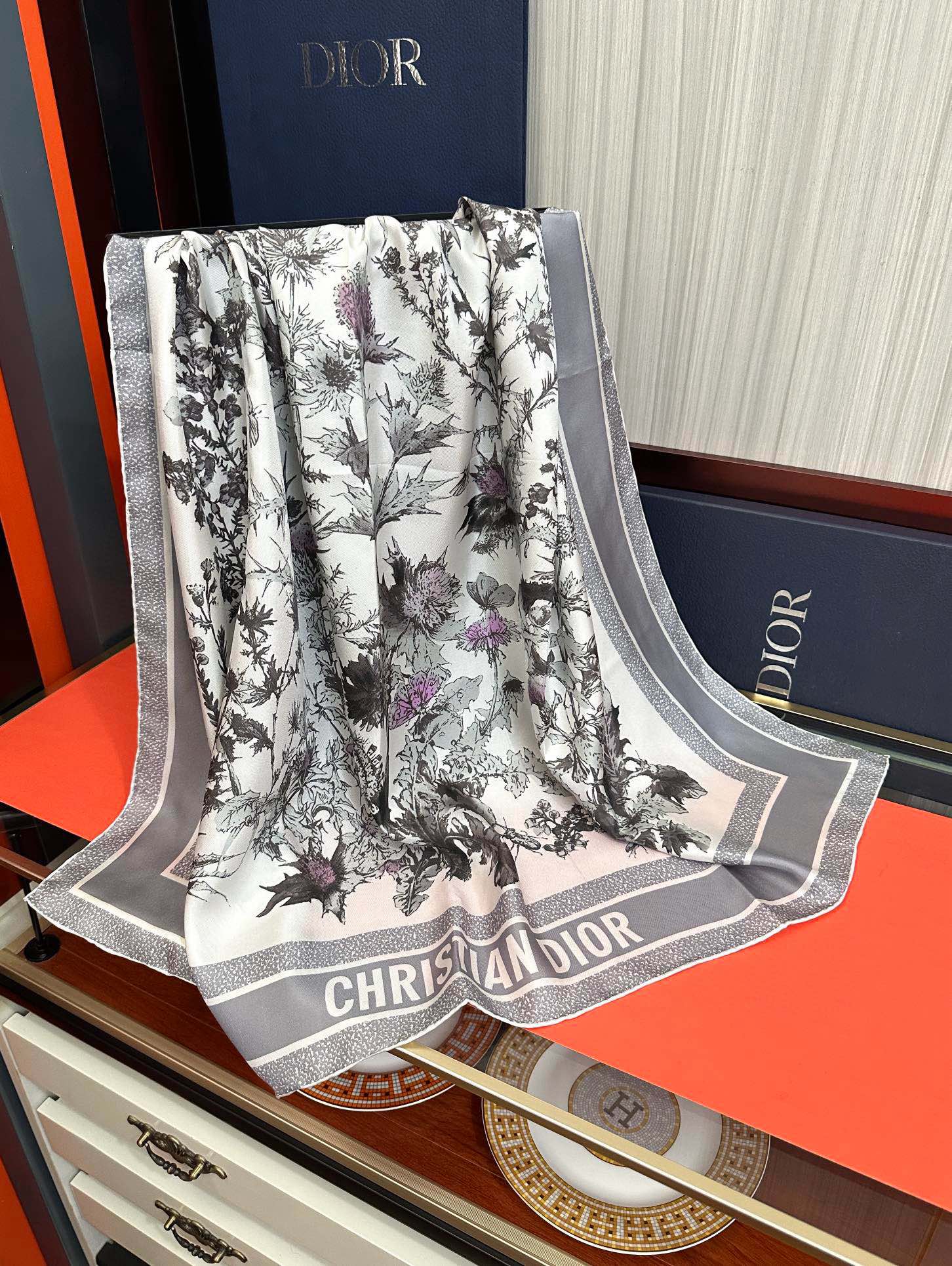  。高版本Dior Chardons 图案印花玫瑰展示象征着保护、韧性和自由的苏格兰国花得意采用白色和蓝