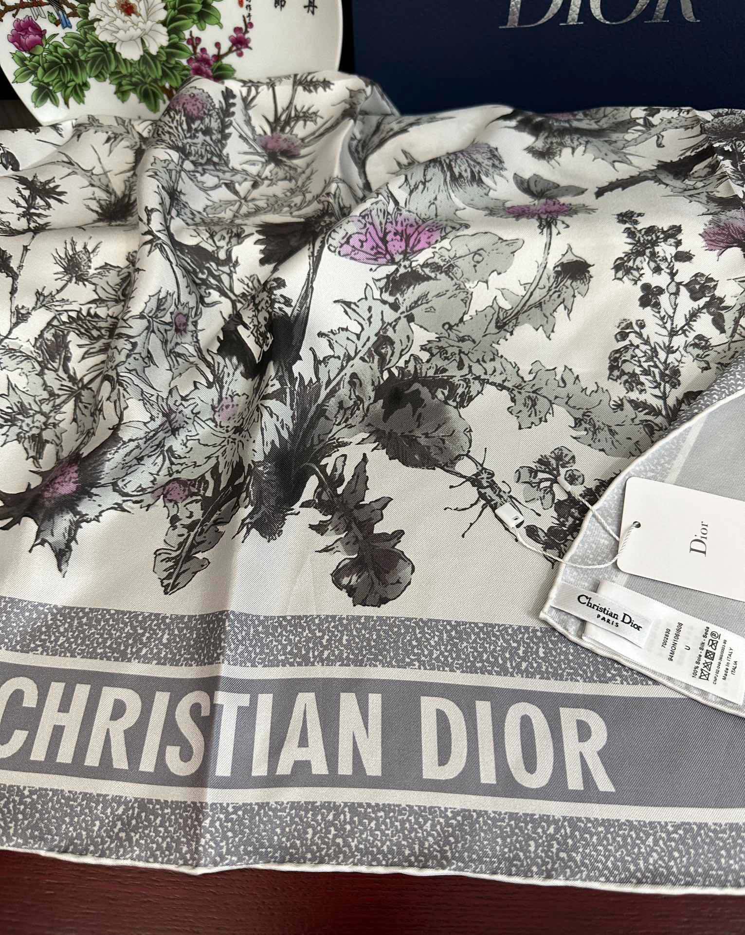  。高版本Dior Chardons 图案印花玫瑰展示象征着保护、韧性和自由的苏格兰国花得意采用白色和蓝