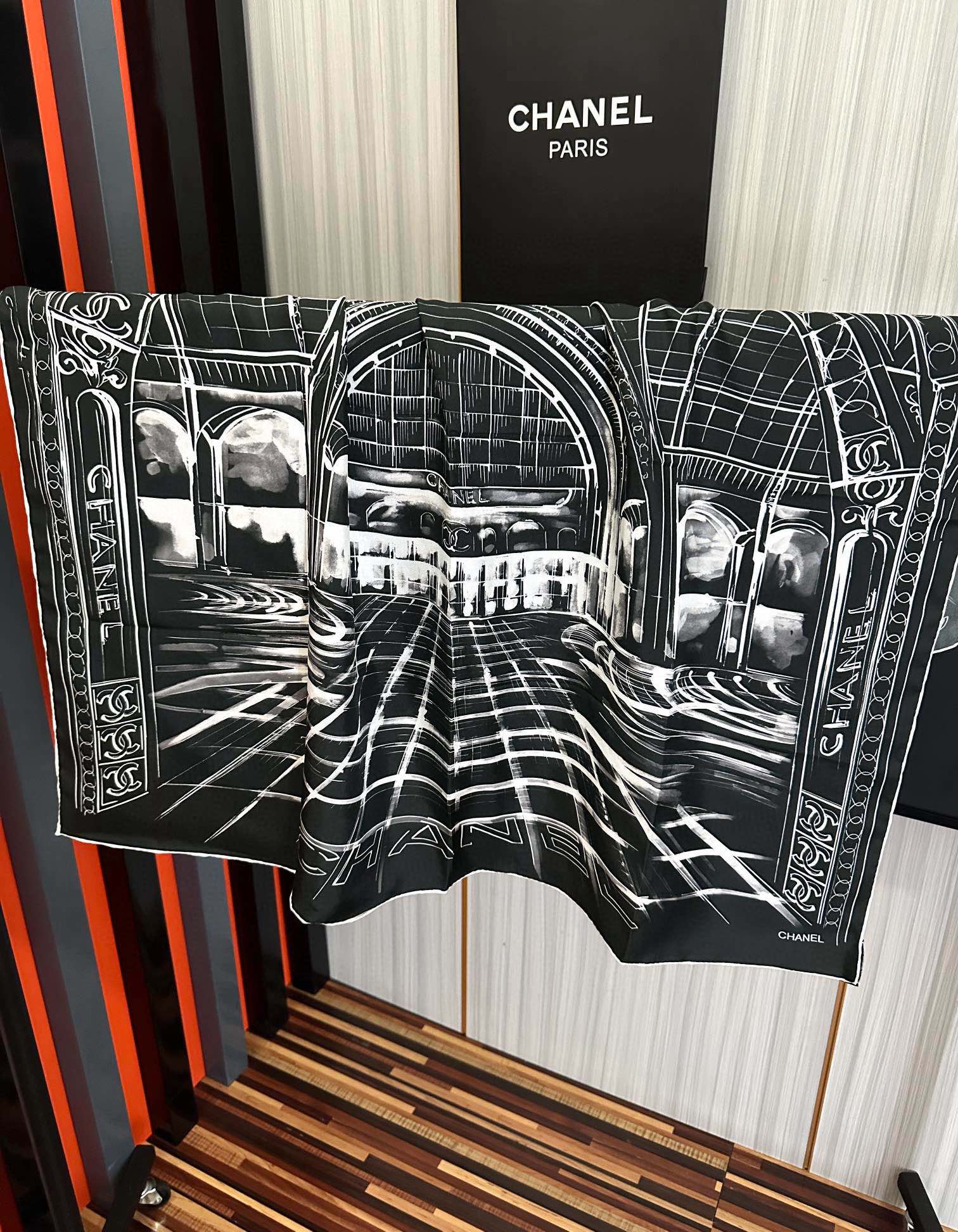  。2010新款 香奈 今年的爆款 这款必入丝巾 官网同步 的图案是巴黎大皇宫中被命名为“Gabriel