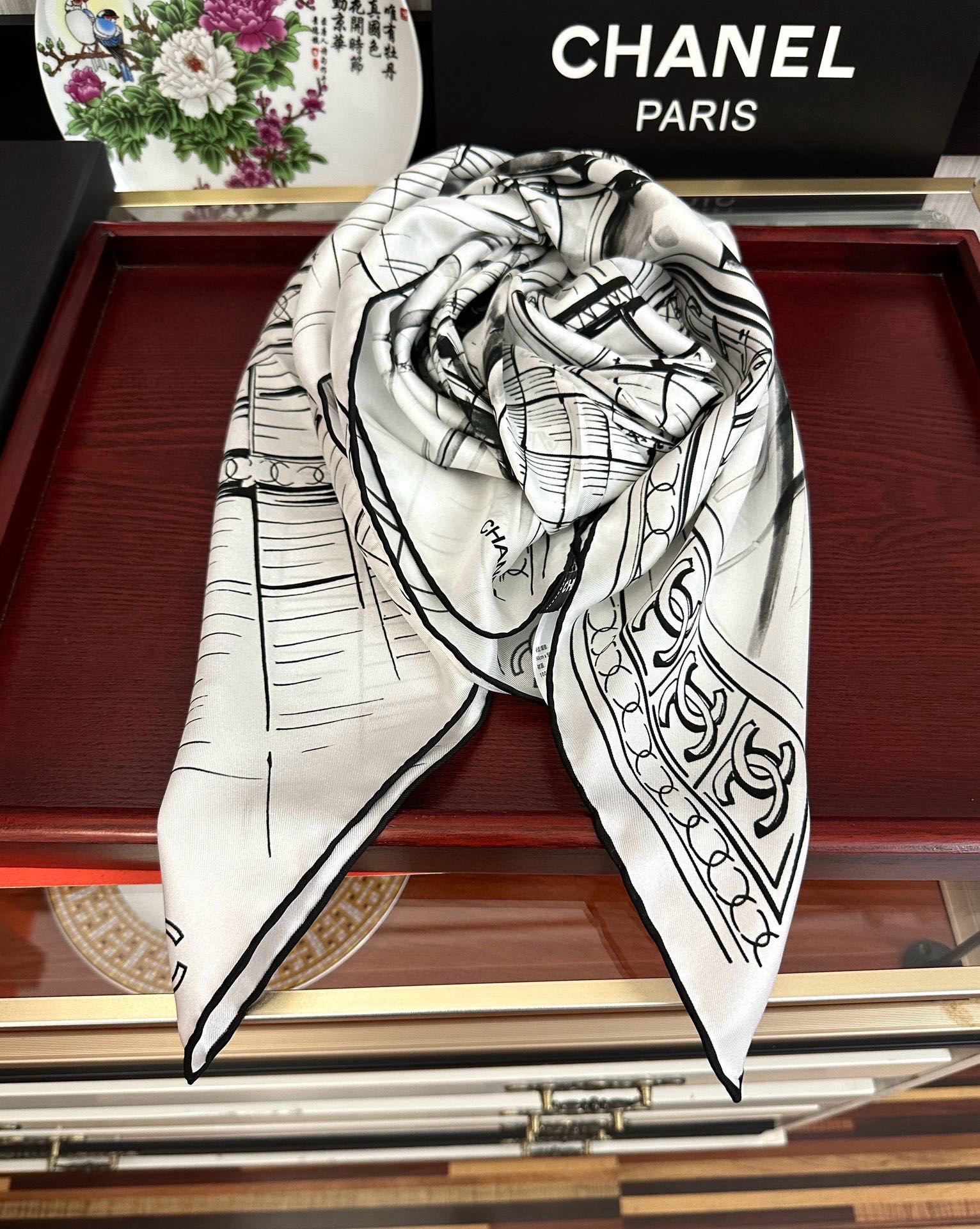  。2010新款 香奈 今年的爆款 这款必入丝巾 官网同步 的图案是巴黎大皇宫中被命名为“Gabriel