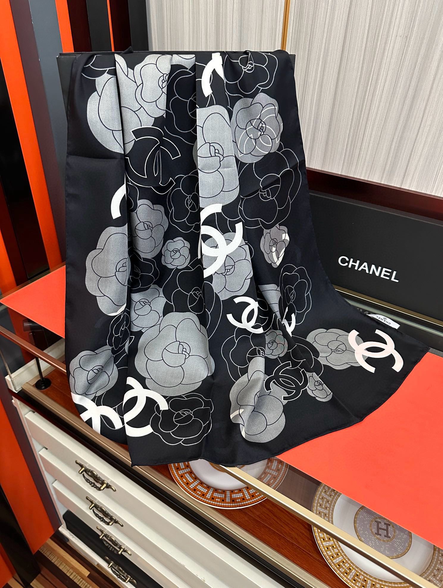  。香奈儿【双面异色】一面山茶花一面双C 嘴唇一条围巾相当两条用 浪漫爱情重磅推荐色真的超级爱的款式❤️