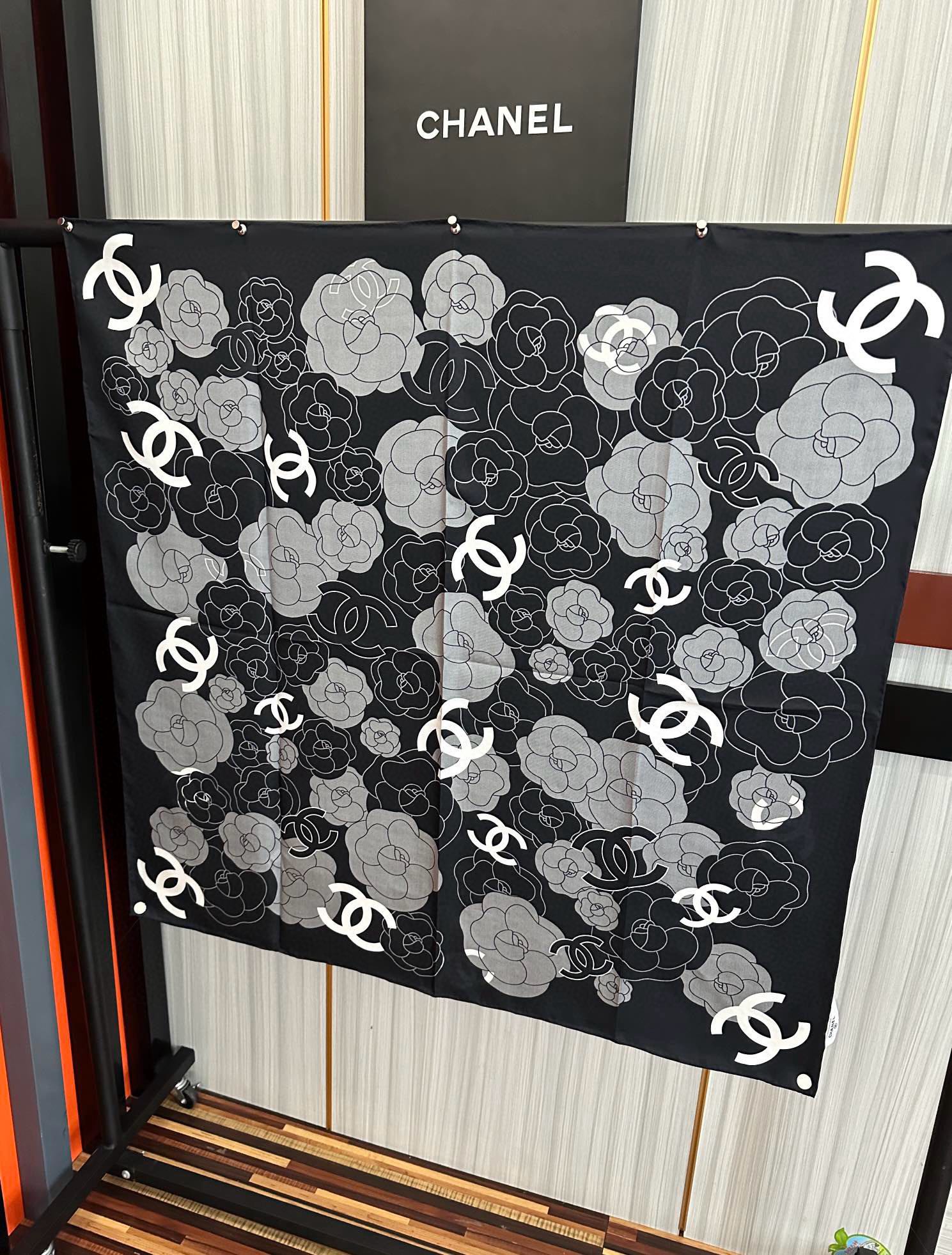  。香奈儿【双面异色】一面山茶花一面双C 嘴唇一条围巾相当两条用 浪漫爱情重磅推荐色真的超级爱的款式❤️