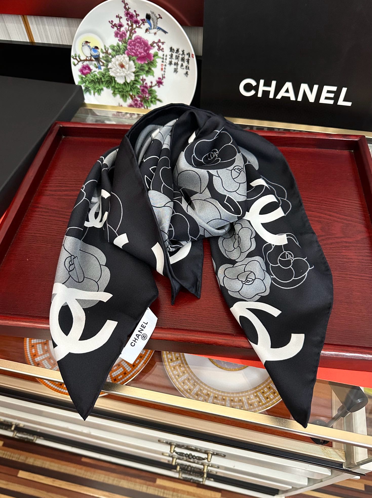  。香奈儿【双面异色】一面山茶花一面双C 嘴唇一条围巾相当两条用 浪漫爱情重磅推荐色真的超级爱的款式❤️