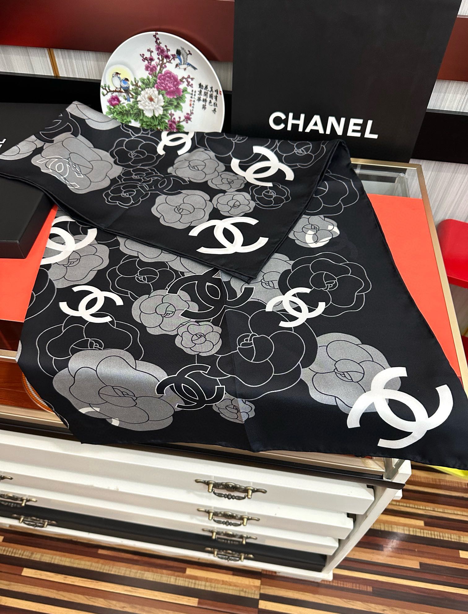  。香奈儿【双面异色】一面山茶花一面双C 嘴唇一条围巾相当两条用 浪漫爱情重磅推荐色真的超级爱的款式❤️