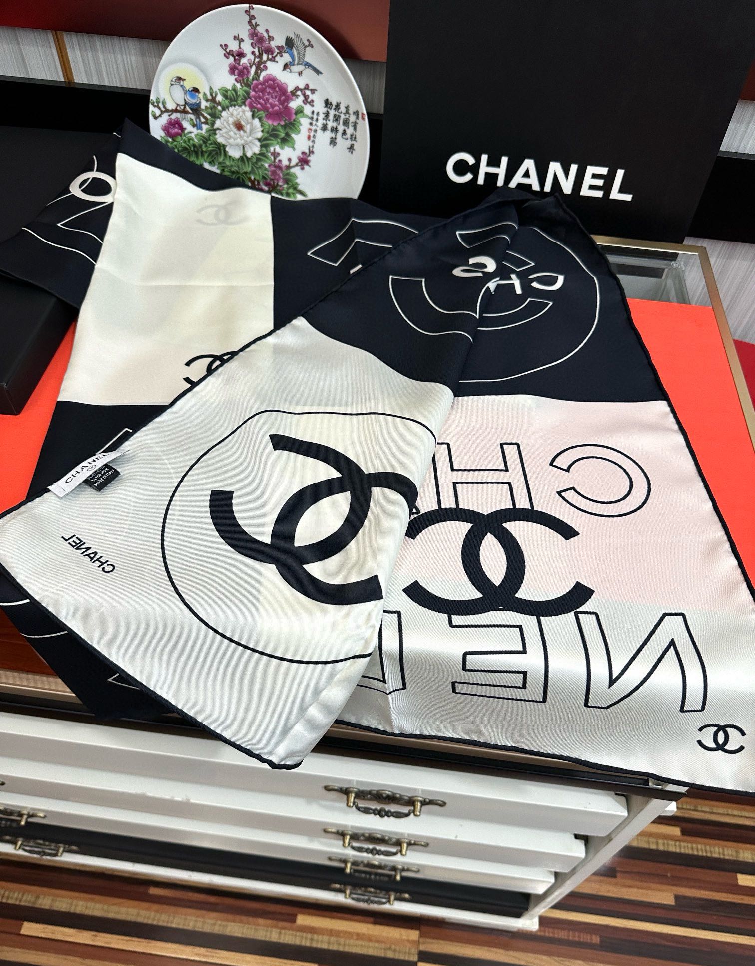 。上新 香奈儿 官网同步👍【18mm顶级真丝双面同色90方巾】春夏方巾设计真的好有突破
黑白格大气经典得