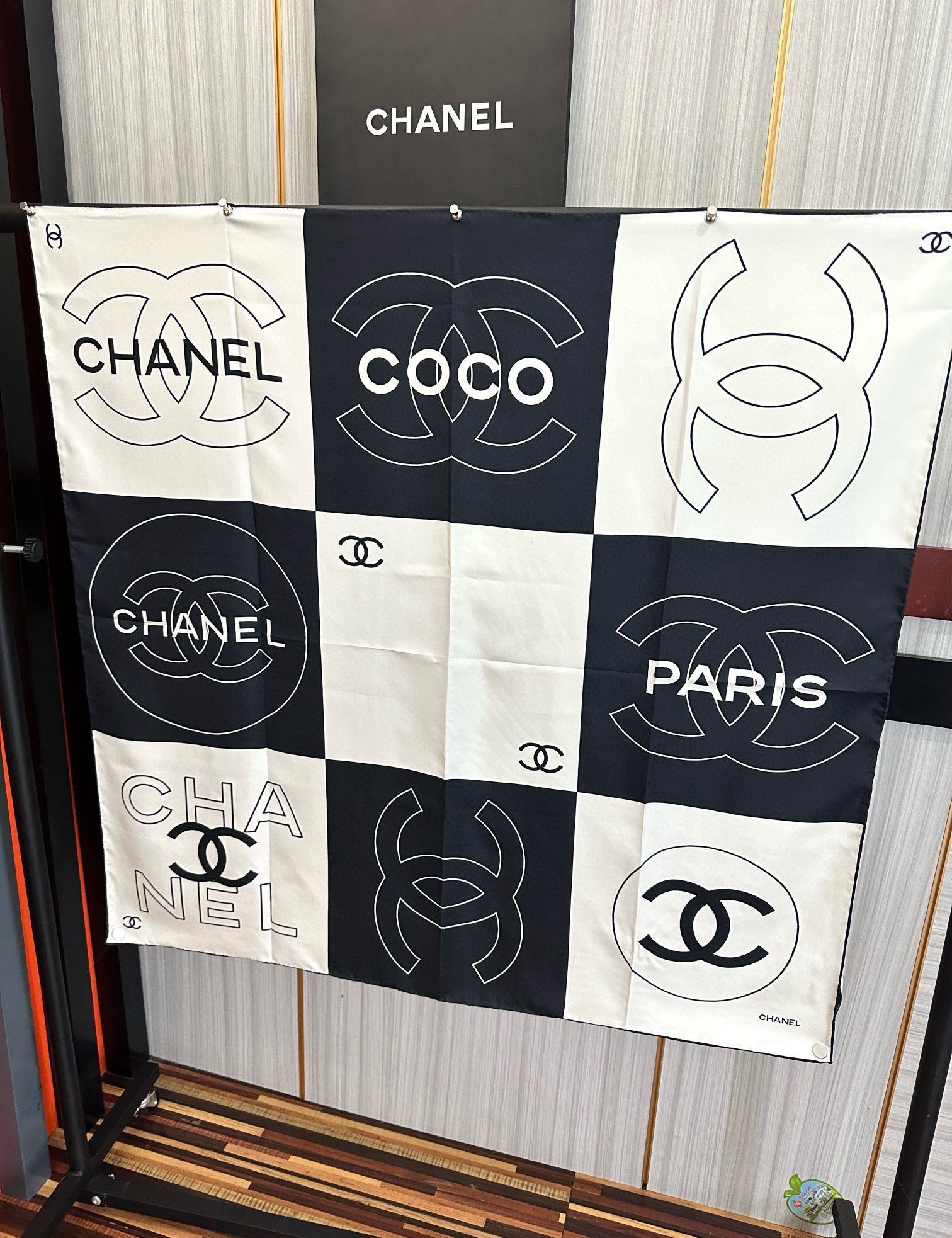 。上新 香奈儿 官网同步👍【18mm顶级真丝双面同色90方巾】春夏方巾设计真的好有突破
黑白格大气经典得