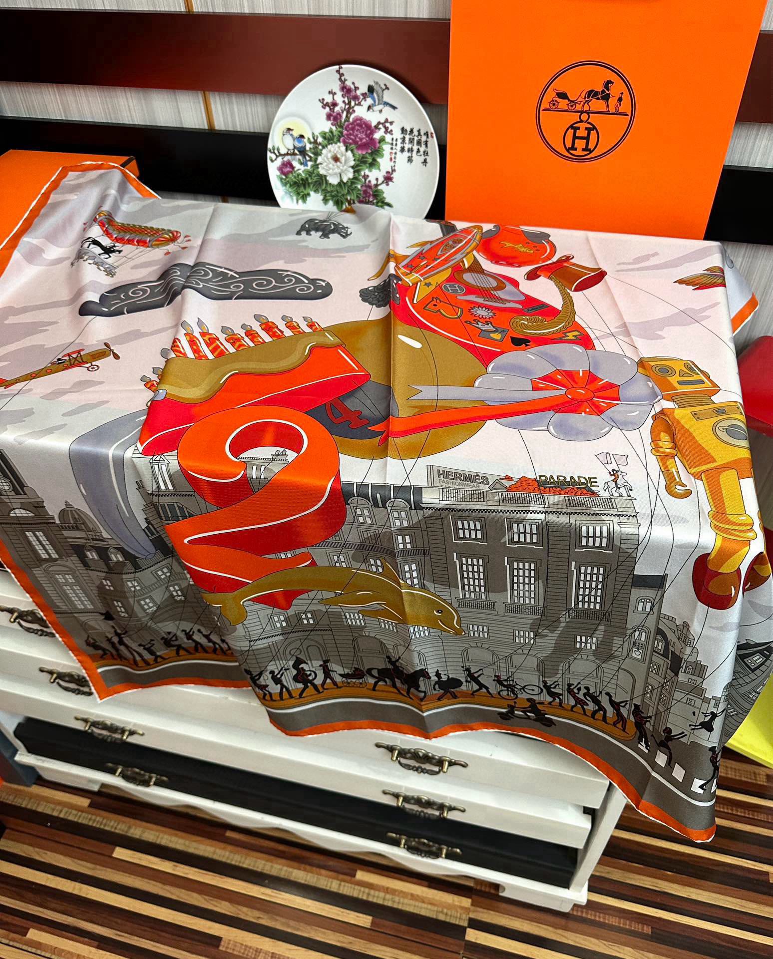 高版本。HERMES 2025官网同步 【爱马仕巡游】太阳精致卷边嘴唇品质感很显好得意好搭到上瘾的丝巾色