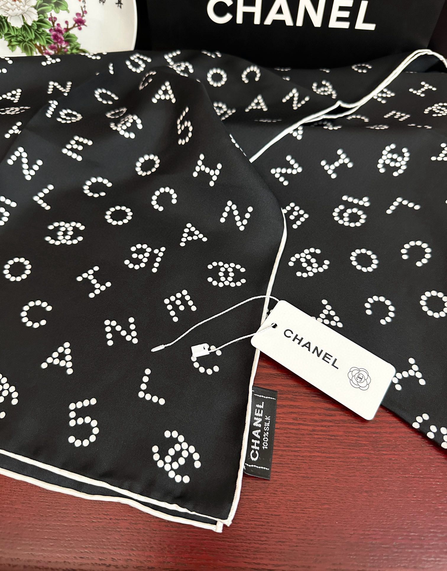 。 2010香奈儿 官网同步【双面同色 18姆米】 高版本👍香奶奶永远都是比较经典發一条印有字母Logo