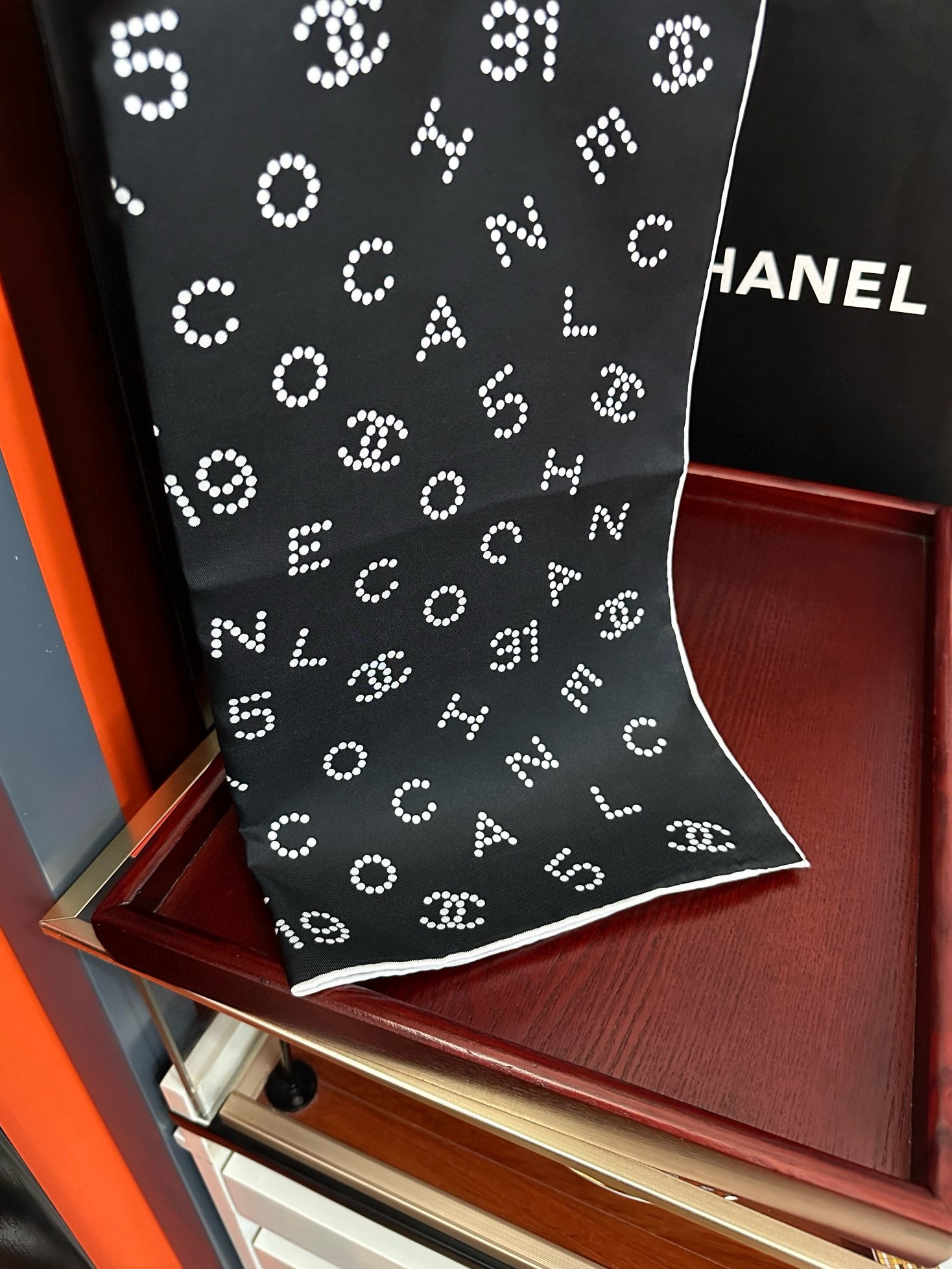 。 2010香奈儿 官网同步【双面同色 18姆米】 高版本👍香奶奶永远都是比较经典發一条印有字母Logo