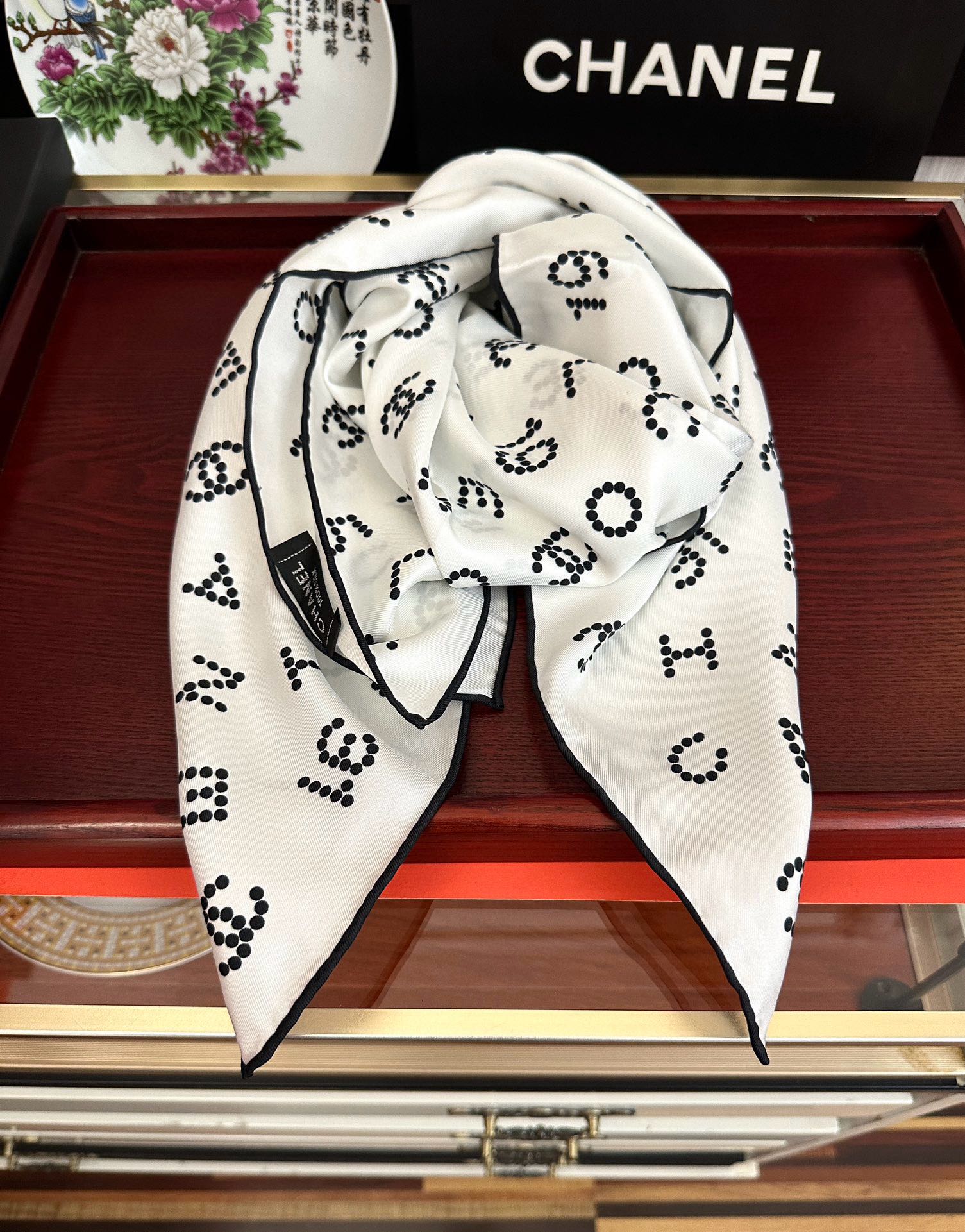 。 2010香奈儿 官网同步【双面同色 18姆米】 高版本👍香奶奶永远都是比较经典發一条印有字母Logo