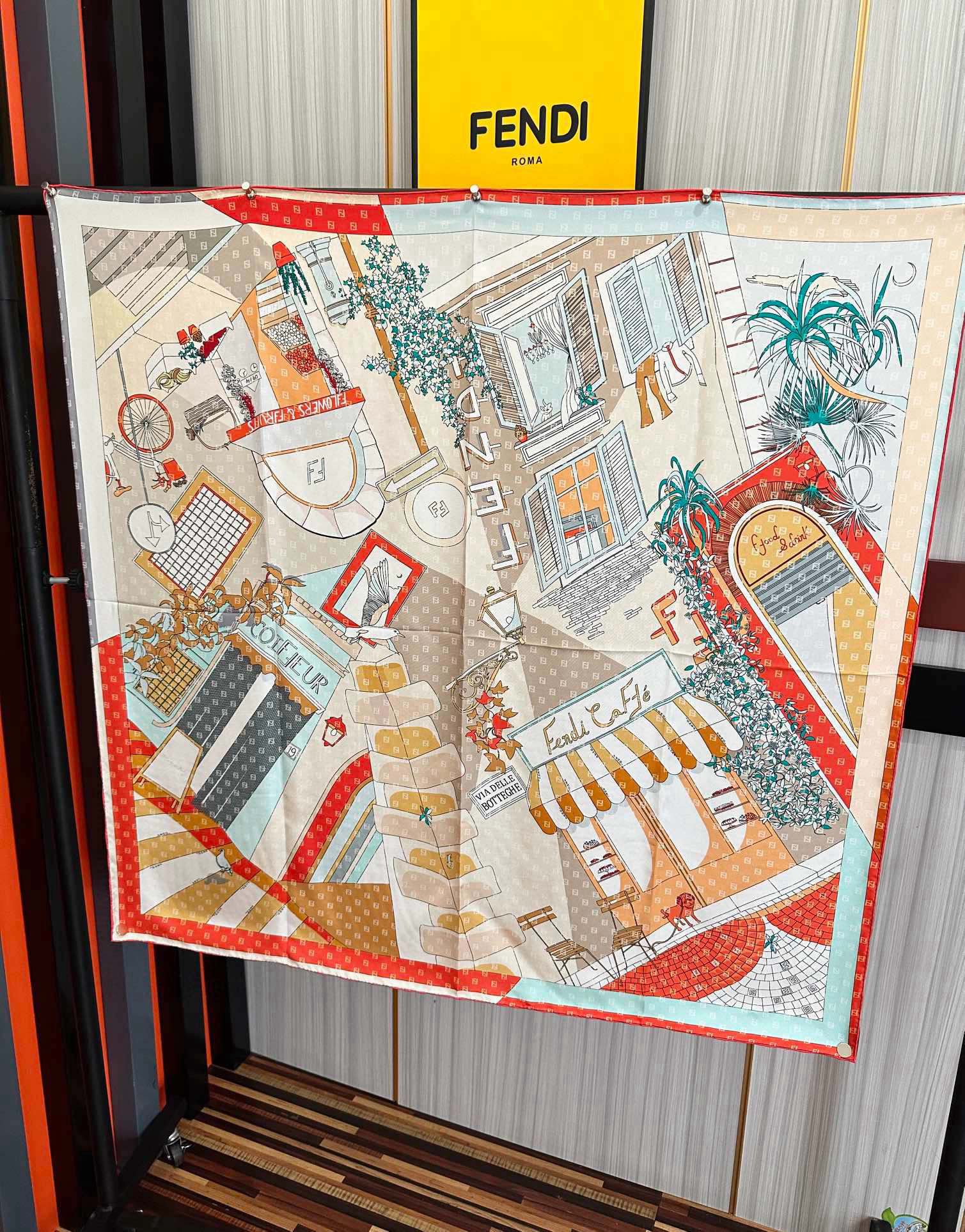  。新款2025Fendi 围巾 采用定制的“Walking around Rome”图案庆祝灵感源自罗