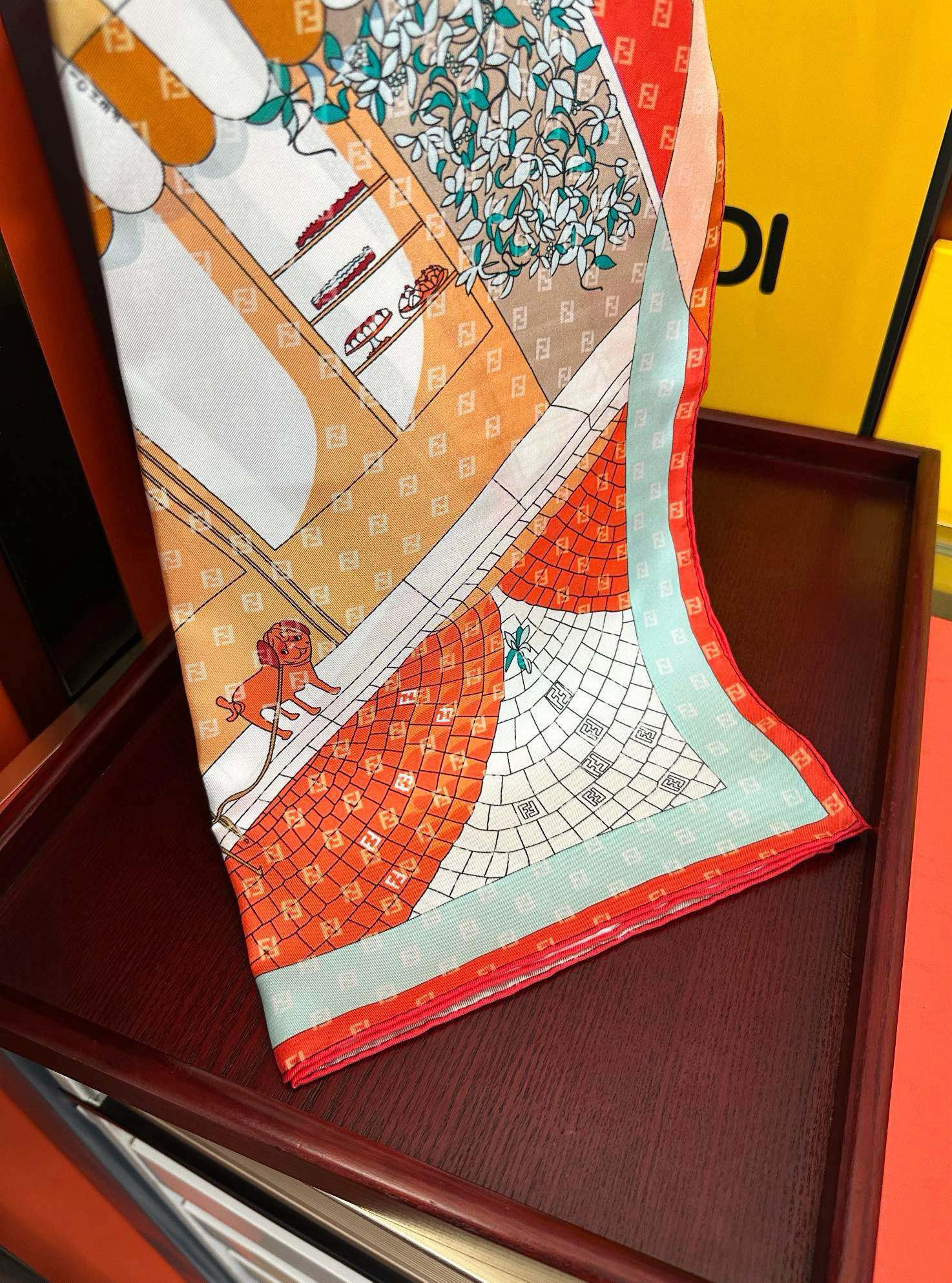  。新款2025Fendi 围巾 采用定制的“Walking around Rome”图案庆祝灵感源自罗