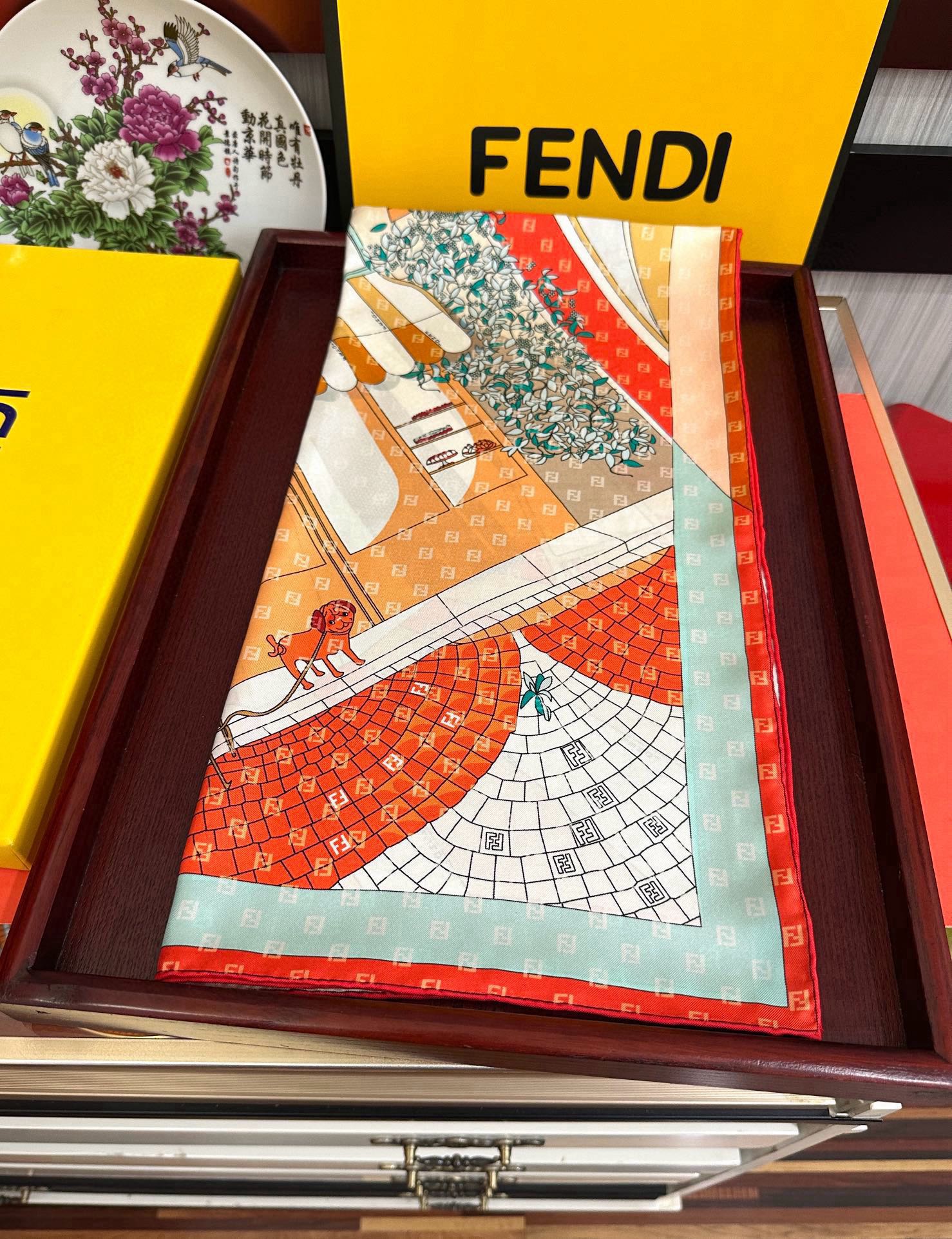  。新款2025Fendi 围巾 采用定制的“Walking around Rome”图案庆祝灵感源自罗