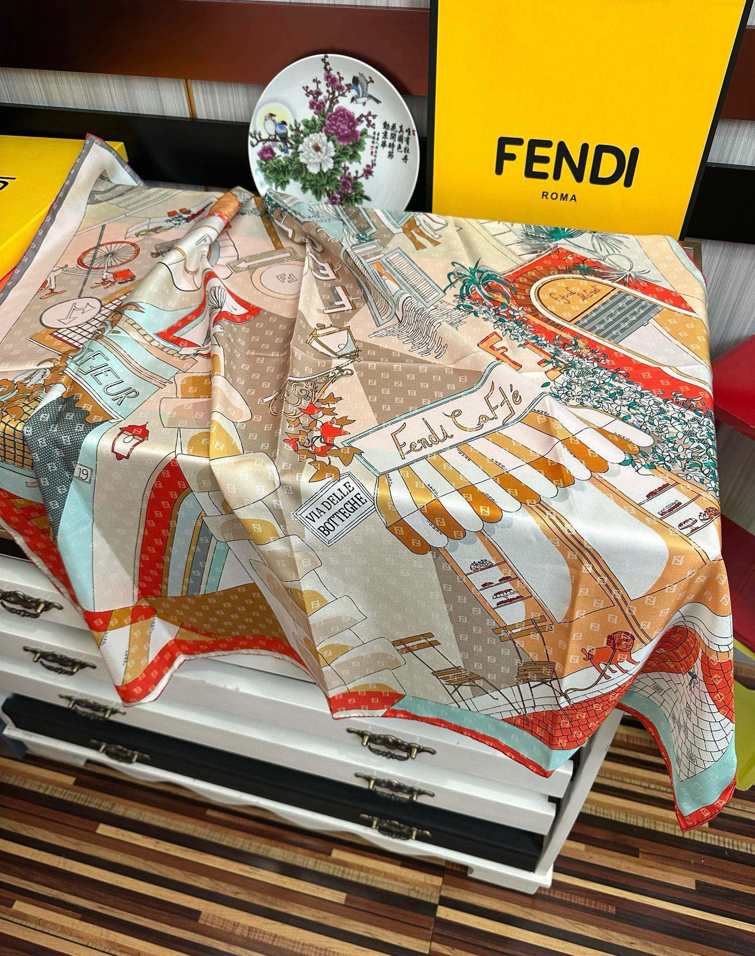  。新款2025Fendi 围巾 采用定制的“Walking around Rome”图案庆祝灵感源自罗