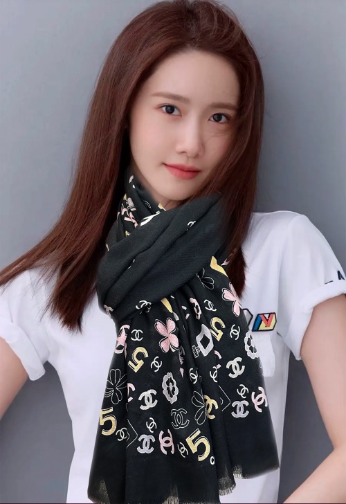 Elegant Chanel No. 5 Perfume Bottle Print Cashmere Scarf - 100x200 cm 1 Elegant Chanel No. 5 Perfume Bottle Print Cashmere Scarf - 100x200 cm