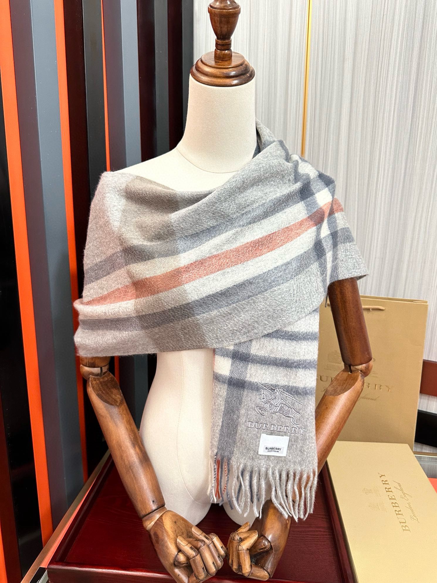 上新。2010 吧宝利 最爆款【采用内蒙古山羊绒】🎉男女士情侣款👫围巾‼️太美了😎让人耳目一新的感觉色色