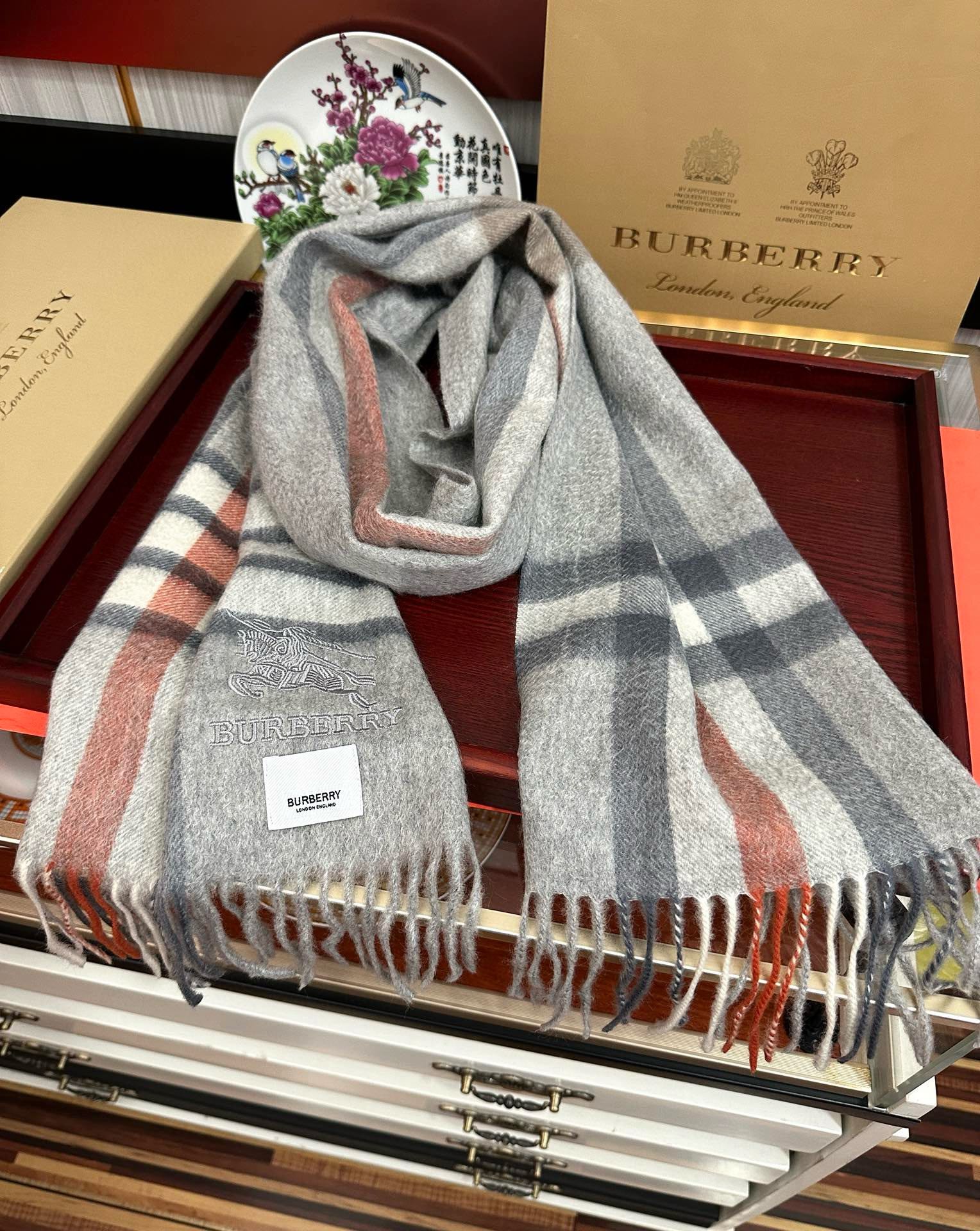 上新。2010 吧宝利 最爆款【采用内蒙古山羊绒】🎉男女士情侣款👫围巾‼️太美了😎让人耳目一新的感觉色色