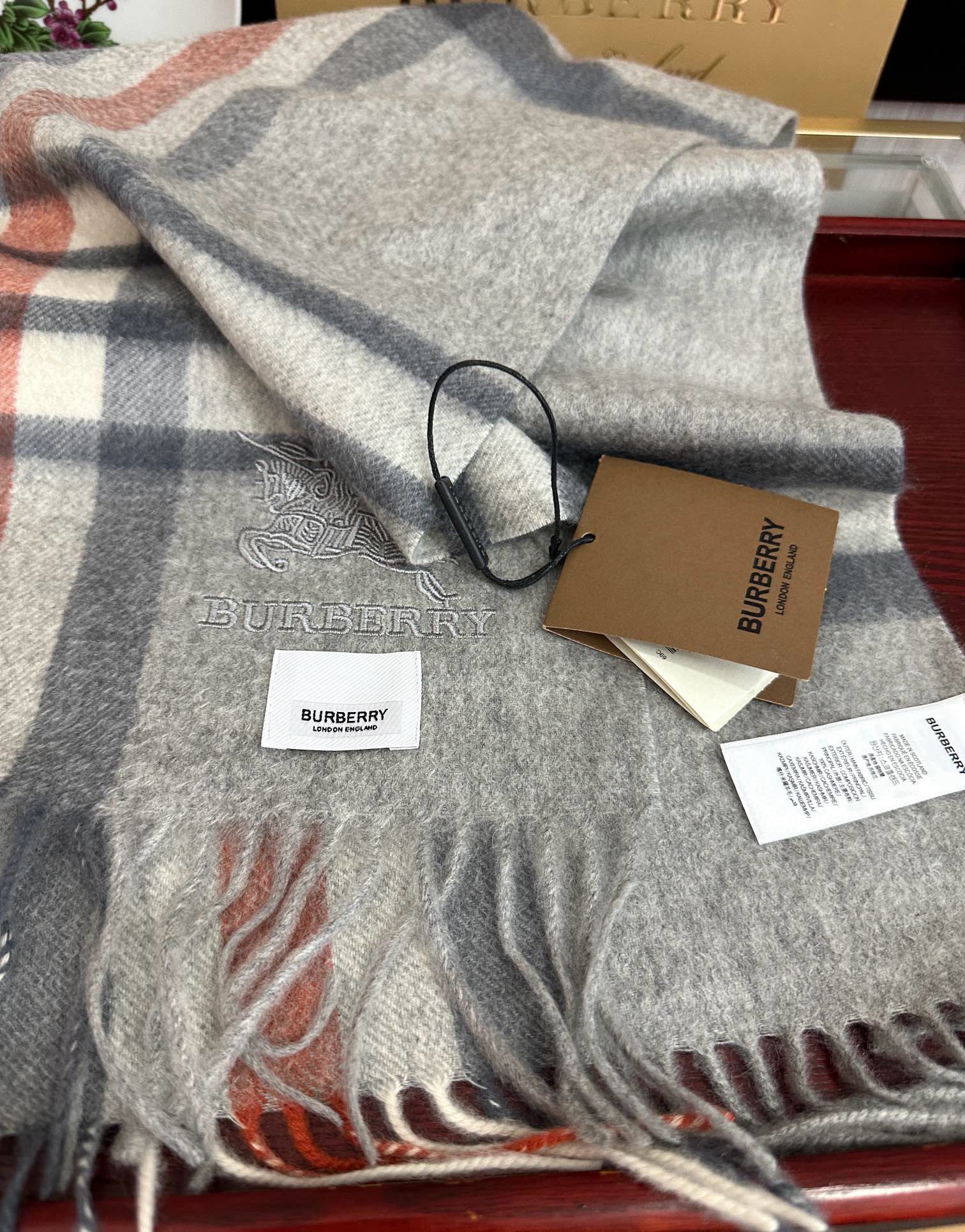 上新。2010 吧宝利 最爆款【采用内蒙古山羊绒】🎉男女士情侣款👫围巾‼️太美了😎让人耳目一新的感觉色色