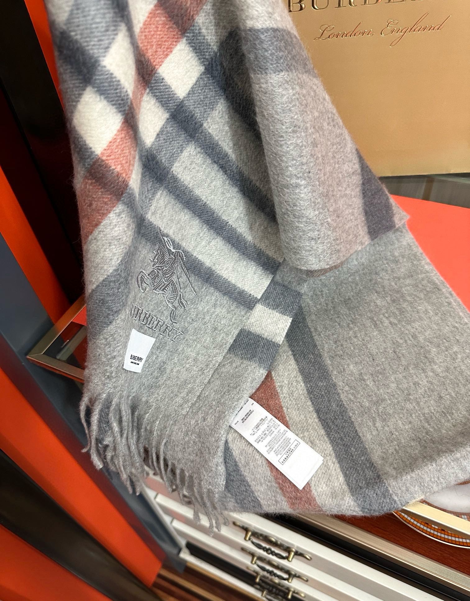 上新。2010 吧宝利 最爆款【采用内蒙古山羊绒】🎉男女士情侣款👫围巾‼️太美了😎让人耳目一新的感觉色色