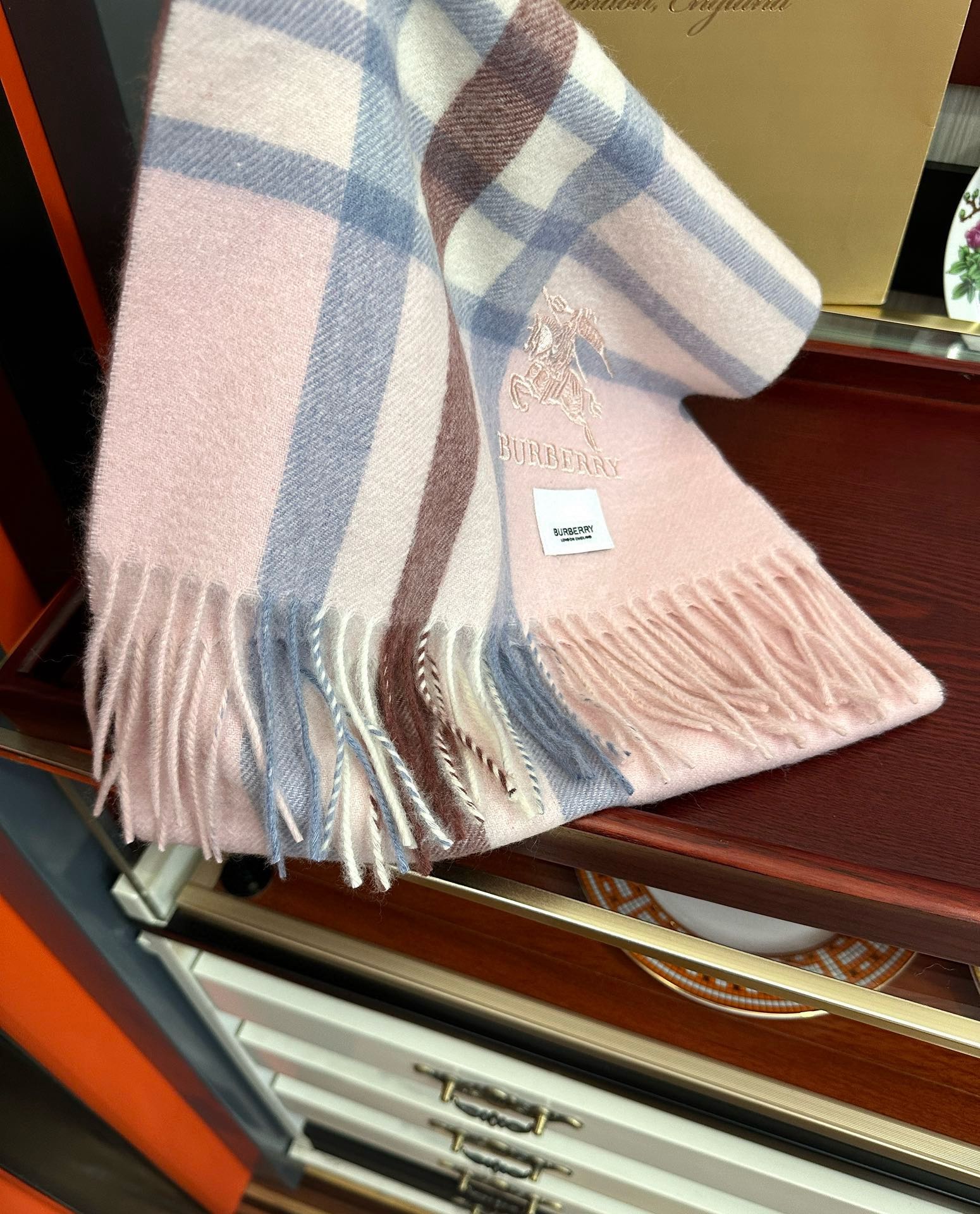 上新。2010 吧宝利 最爆款【采用内蒙古山羊绒】🎉男女士情侣款👫围巾‼️太美了😎让人耳目一新的感觉色色