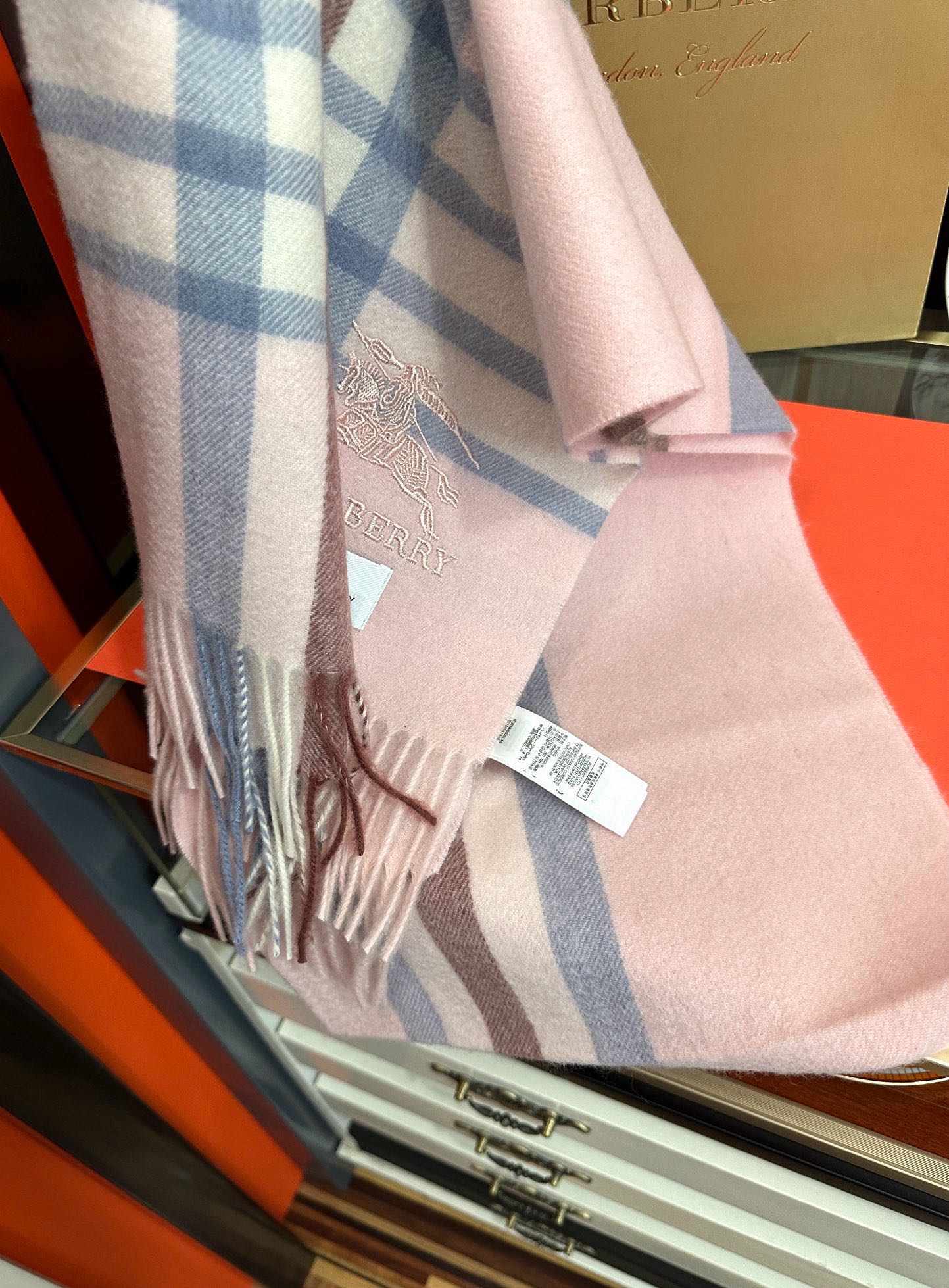 上新。2010 吧宝利 最爆款【采用内蒙古山羊绒】🎉男女士情侣款👫围巾‼️太美了😎让人耳目一新的感觉色色