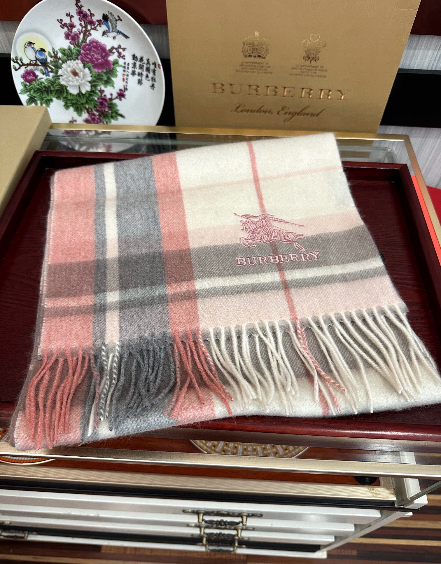 。85%山羊绒  25巴宝【刺绣战马】采用内蒙古顶级山羊绒，最新款男女通用情侣款👫重磅推荐💥 经典的格子