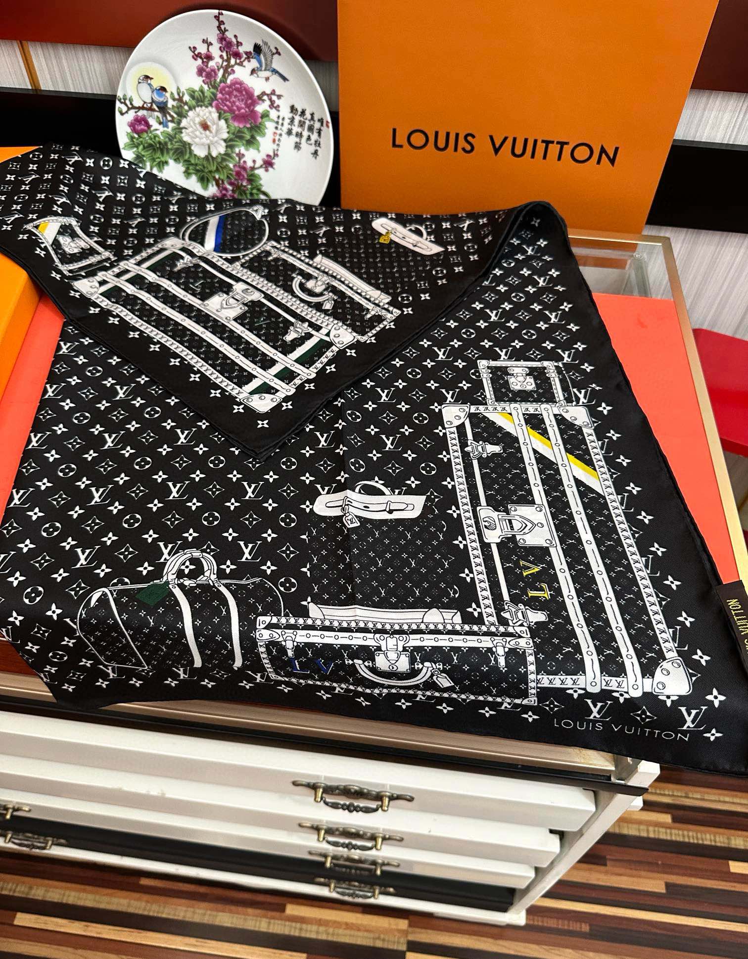 上新2025 最新款LV🌟【经典款式】真丝方巾，买了都说好👍下手一定要快【高端 大爱❤️女人尤物 】货极