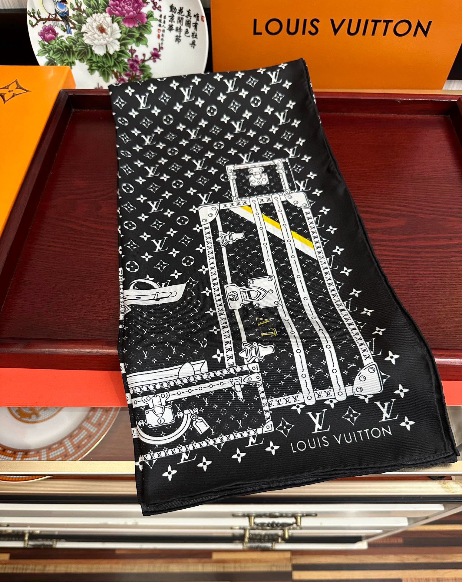 上新2025 最新款LV🌟【经典款式】真丝方巾，买了都说好👍下手一定要快【高端 大爱❤️女人尤物 】货极