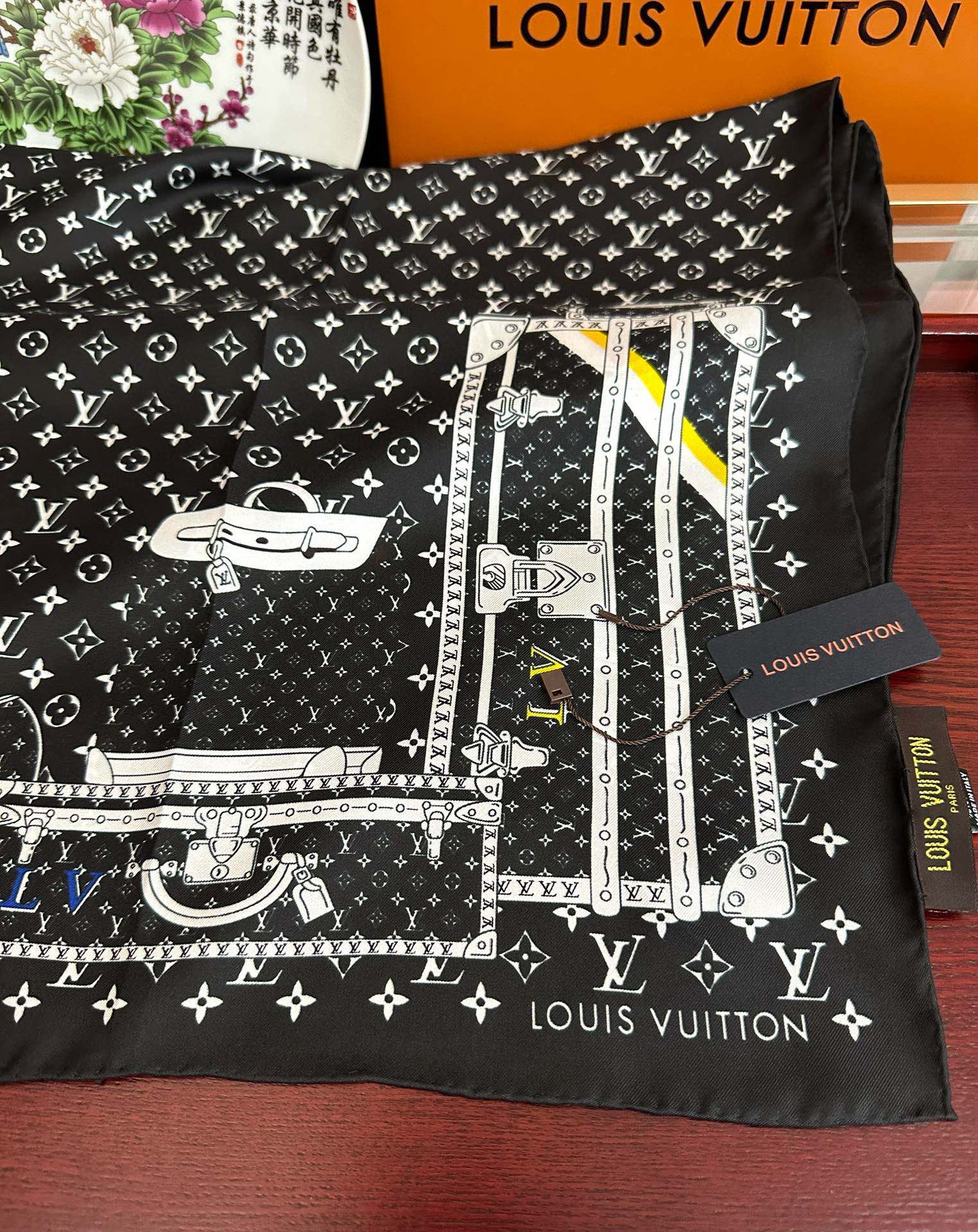 上新2025 最新款LV🌟【经典款式】真丝方巾，买了都说好👍下手一定要快【高端 大爱❤️女人尤物 】货极