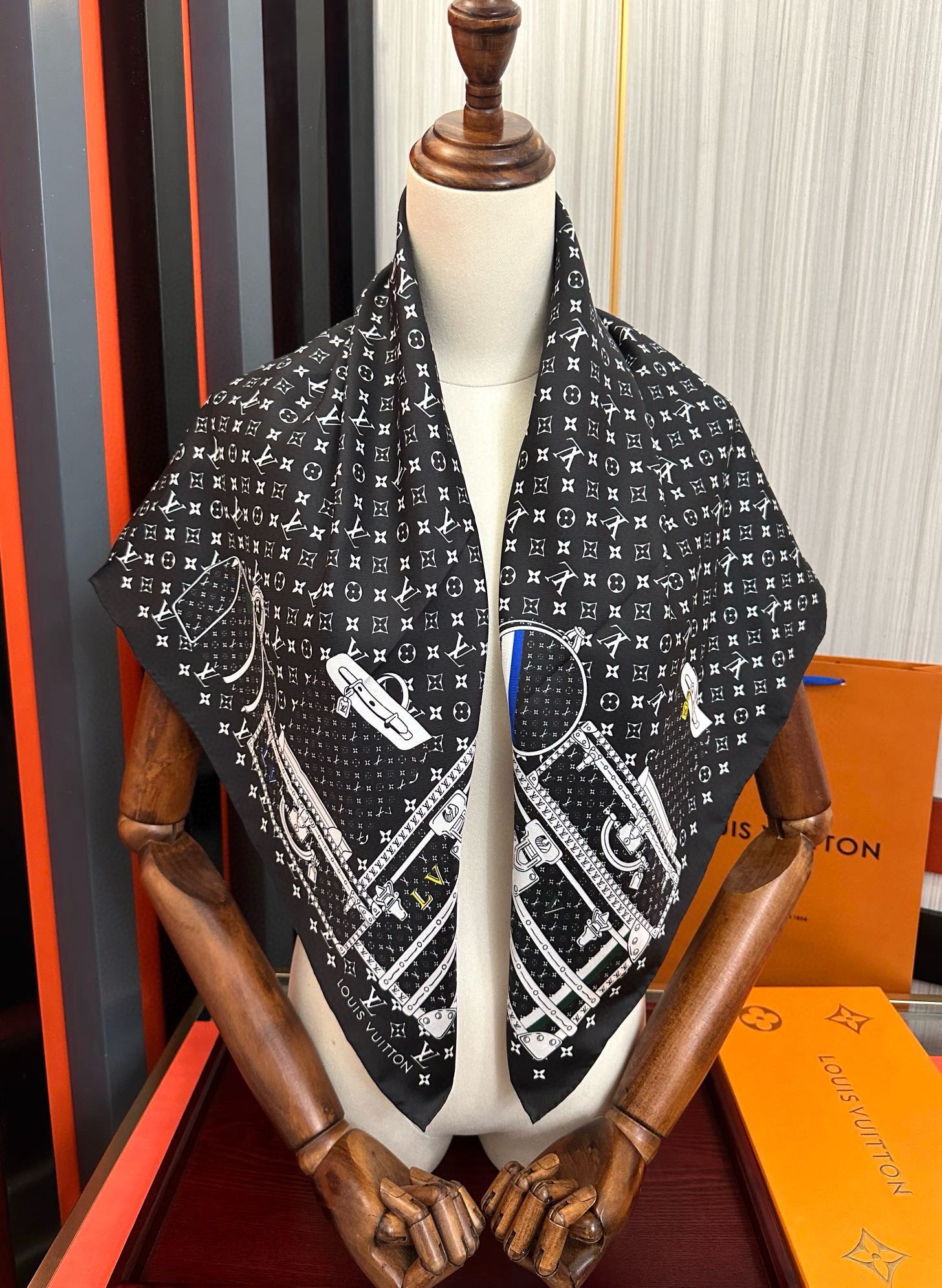 上新2025 最新款LV🌟【经典款式】真丝方巾，买了都说好👍下手一定要快【高端 大爱❤️女人尤物 】货极