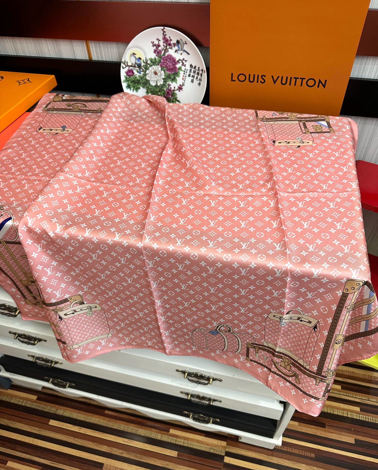 上新2025 最新款LV🌟【经典款式】真丝方巾，买了都说好👍下手一定要快【高端 大爱❤️女人尤物 】货极