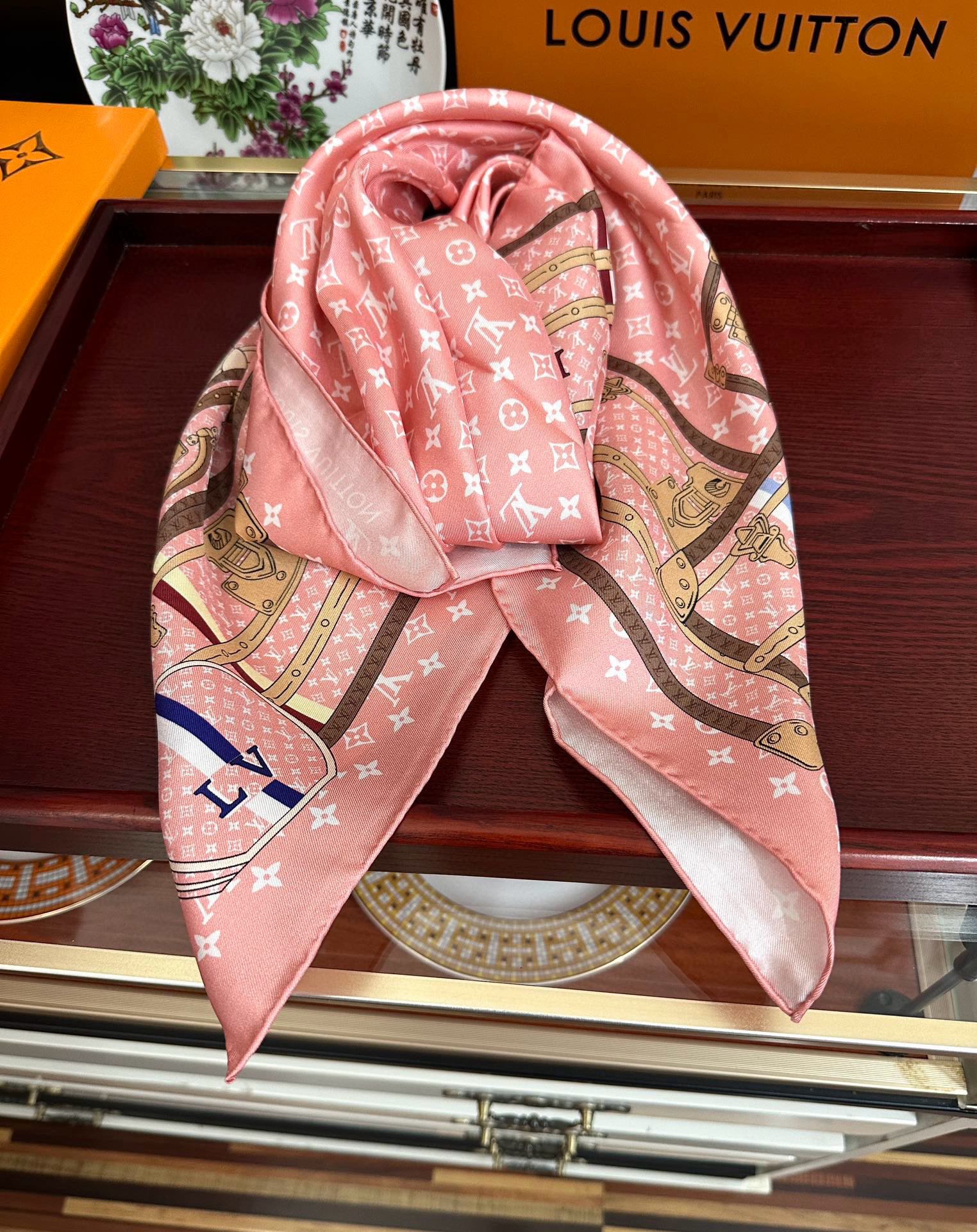 上新2025 最新款LV🌟【经典款式】真丝方巾，买了都说好👍下手一定要快【高端 大爱❤️女人尤物 】货极