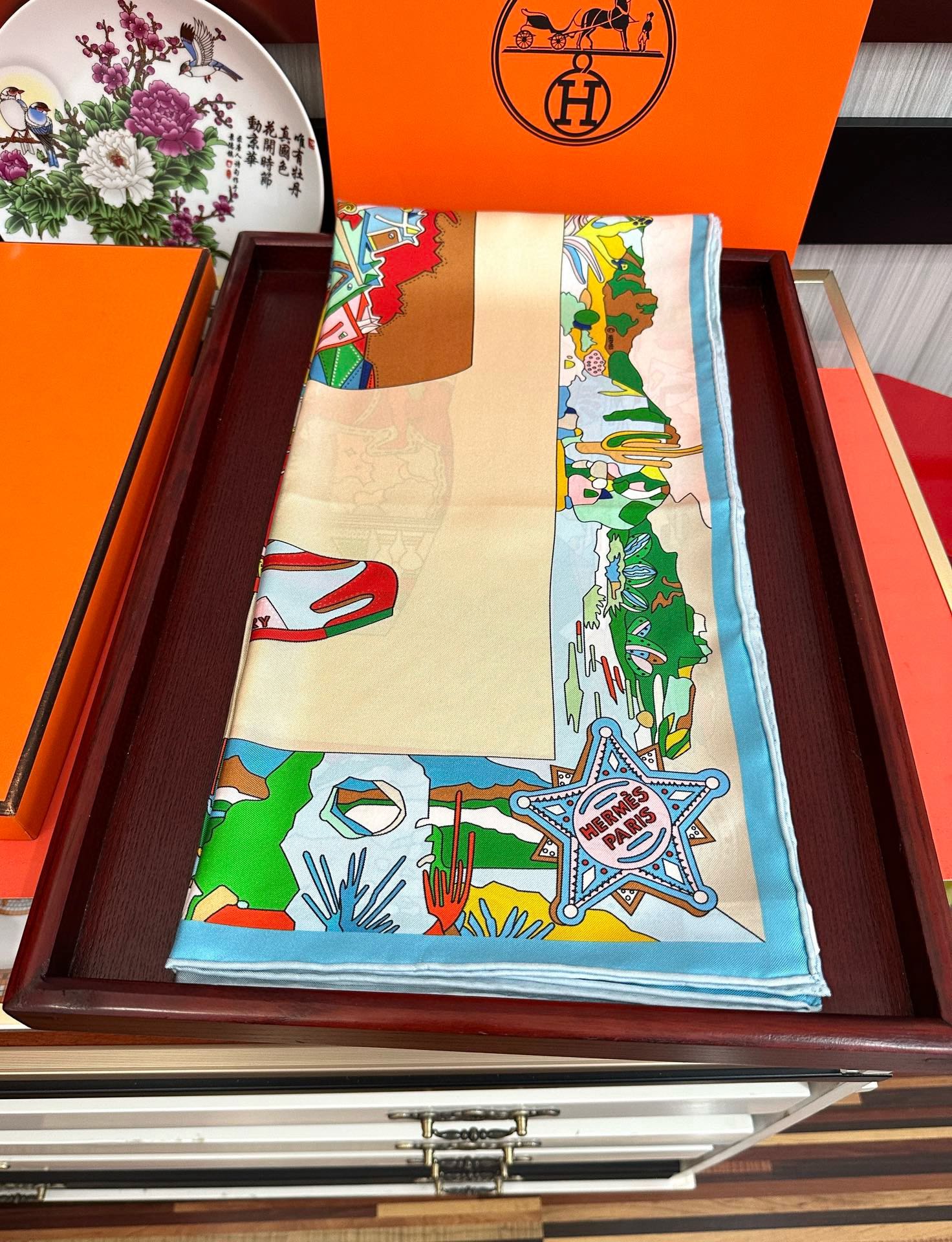 高版本2025 。HERMES 重磅庆祝女士小姐姐们必备款方巾嘴唇精简时髦，太美了發品质感很显好得意好搭